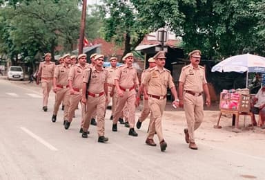 #SitapurPolice थाना पिसावां पुलिस द्वारा अपराध नियंत्रण, शांति/सुरक्षा एवं कानून व्यवस्था तथा जनमानस में सुरक्षा की भावना बनाये रखने हेतु मुख्य मार्गों, बाजारों एवं भीड़-भाड़ वाले स्थानों पर पैदल गश्त की जा रही है।
#UPPolice #Footpatrolling
@Igrangelucknow https://t.co/gd35hBd2HV