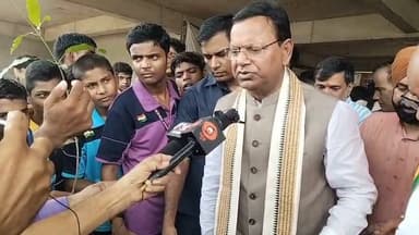 🌳 "एक पेड़ माँ के नाम" — पर्यावरण संरक्षण की ओर प्रेरक पहल 🌿
फूलबेहड़ (खीरी)। इंदिरा मनोरंजन पार्क के पास स्थित नवभारत इंटरनेशनल पब्लिक स्कूल में आयोजित "एक पेड़ माँ के नाम" अभियान के अंतर्गत भाजपा प्रदेश अध्यक्ष पंकज कुमार चौधरी ने नीम का पौधा रोपित कर विद्यार्थियों को पर्यावरण संरक्षण का संकल्प दिलाया।
इस अवसर पर अवध क्षेत्र अध्यक्ष अवधेश द्विवेदी, जनप्रतिनिधि, विद्यालय के शिक्षकगण एवं छात्र-छात्राएं उपस्थित रहे। सभी ने अधिक से अधिक पौधे लगाने, उनकी देखभाल करने और हरित पर्यावरण के निर्माण में अपनी सक्रिय भागीदारी निभाने का संकल्प लिया।
🌱 आइए, हम भी "एक पेड़ माँ के नाम" लगाकर प्रकृति और आने वाली पीढ़ियों के लिए हरियाली का उपहार दें।
#EkPedMaaKeNaam #PlantationDrive #Environment #GreenIndia #LakhimpurKheri #Phoolbehad #BJP #TreePlantation