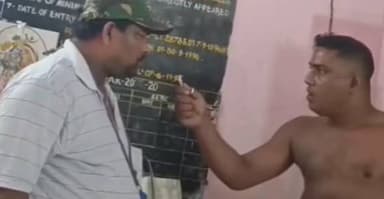 #ଶିକ୍ଷକଙ୍କୁ_ଅଶାଳୀନ_ଭାଷାରେ_ଗାଳି_ଦେବା_ପଡ଼ିଲା_ମହଙ୍ଗା
ପୁରୀ ଜିଲ୍ଲାର ଏକ ବିଦ୍ୟାଳୟରେ ଖେଳ ଶିକ୍ଷକଙ୍କୁ ଜଣେ ଅଭିଭାବକ ଅଶାଳୀନ ଭାଷାରେ ଗାଳିଗୁଲଜ କରିବା ସହ ଧମକ ଦେଇଥିବା ଘଟଣା ସମଗ୍ର ଶିକ୍ଷକ ସମାଜକୁ ଆଘାତ ଦେଇଥିଲା। ଘଟଣାସ୍ଥଳରେ ଅନ୍ୟ ଶିକ୍ଷକ ଓ ଶିକ୍ଷୟିତ୍ରୀମାନେ ମଧ୍ୟ ଉପସ୍ଥିତ ଥିଲେ। ଘଟଣାକୁ ସବୁ ମହଲରେ ନିନ୍ଦା କରାଯିବା ପରେ ଅଭିଯୁକ୍ତଙ୍କୁ ଗିରଫ କରାଯାଇଛି ।
#pabitranewsodisha #latastnewsupdate #pabitranews #BreakingNews