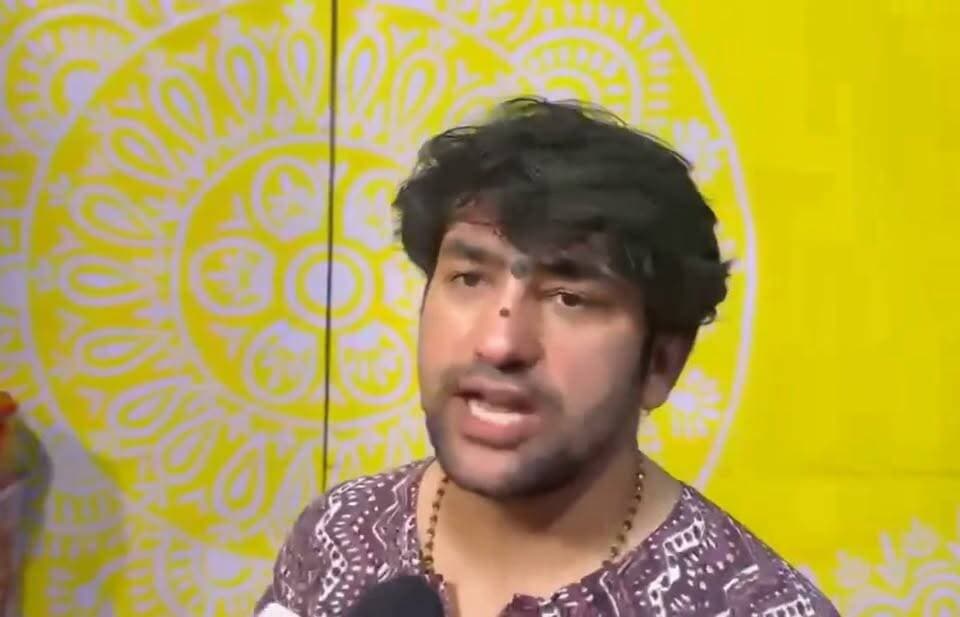 छतरपुर गोलीकांड: भाई शालिग्राम गर्ग पर लगा गोली चलाने का आरोप, बागेश्वर सरकार बोले— "कानून अपना काम करे, मेरा कोई लेना-देना नहीं"
छतरपुर (मध्य प्रदेश):
बागेश्वर धाम के पीठाधीश्वर पंडित धीरेंद्र कृष्ण शास्त्री के भाई शालिग्राम गर्ग एक बार फिर विवादों में हैं। छतरपुर के कोड़ा गांव में जमीन विवाद को लेकर हुए एक झगड़े में शालिग्राम गर्ग पर गोली चलाने का गंभीर आरोप लगा है। इस फायरिंग में मोतीलाल कुशवाहा नाम का एक स्थानीय किसान गंभीर रूप से घायल हो गया है, जिसे आनन-फानन में जिला अस्पताल में भर्ती कराया गया है, जहाँ उसका इलाज जारी है।
क्या है पूरा मामला?
मिली जानकारी के अनुसार, कोड़ा गांव में जमीन के एक टुकड़े को लेकर दोनों पक्षों में लंबे समय से विवाद चल रहा था। प्रत्यक्षदर्शियों और पीड़ित परिवार का आरोप है कि बहस के दौरान बात इतनी बढ़ गई कि शालिग्राम गर्ग ने हथियार निकाल कर फायरिंग कर दी। गोली सीधे किसान मोतीलाल कुशवाहा को लगी, जिससे वह लहूलुहान होकर वहीं गिर पड़े। घटना के बाद इलाके में तनाव का माहौल है और पुलिस मामले की बारीकी से जांच कर रही है।
पंडित धीरेंद्र कृष्ण शास्त्री ने खुद को किया अलग
इस घटना पर बागेश्वर धाम के प्रमुख पंडित धीरेंद्र कृष्ण शास्त्री का बड़ा बयान सामने आया है। उन्होंने अपने भाई के इस कृत्य से खुद को पूरी तरह अलग करते हुए साफ शब्दों में कहा:
"इस मामले से हमारा या धाम का कोई लेना-देना नहीं है। हम देश के संविधान और कानून का सम्मान करते हैं। जो कोई भी दोषी हो, चाहे वह मेरा भाई ही क्यों न हो, कानून उसे सख्त से सख्त दंड दे। हर व्यक्ति अपने कर्मों के लिए स्वयं जिम्मेदार है।"
पुलिस की कार्रवाई
घटना की सूचना मिलते ही स्थानीय पुलिस बल मौके पर पहुंचा। पुलिस ने पीड़ित पक्ष की शिकायत के आधार पर मामला दर्ज कर लिया है और गवाहों के बयान लिए जा रहे हैं। पुलिस प्रशासन का कहना है कि कानून के मुताबिक निष्पक्ष कार्रवाई की जाएगी और आरोपी को जल्द ही हिरासत में लिया जाएगा।
#छतरपुर_गोलीकांड
#धीरेंद्र_कृष्ण_शास्त्री
#बागेश्वर_धाम
#शालिग्राम_गर्ग
#ChhatarpurGoliKand
#BageshwarDham
#DhirendraShastri
#कानून_दंड_देगा
#भाई_से_कोई_लेना_देना_नहीं
#धीरेंद्र_शास्त्री_का_बयान
#छतरपुर_न्यूज
#जमीन_विवाद
#मोतीलाल_कुशवाहा
#JusticeForMotilal
#MPNews