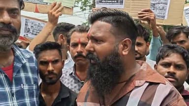 सागर। गोचर भूमि को अतिक्रमण मुक्त कराने की मांग को लेकर आज विभिन्न गौ सेवा एवं हिंदू संगठनों के प्रतिनिधियों ने कलेक्टर कार्यालय एवं पुलिस अधीक्षक कार्यालय पहुंचकर ज्ञापन सौंपा। ज्ञापन में खिमलासा थाना क्षेत्र में चक्का जाम के मामले में 11 गौ सेवकों पर दर्ज एफआईआर वापस लेने की मांग की गई।
प्रदर्शनकारियों का कहना था कि गोचर भूमि को अतिक्रमण मुक्त कराने के लिए पिछले तीन वर्षों में शासन-प्रशासन को लगभग 164 आवेदन और ज्ञापन सौंपे जा चुके हैं, लेकिन मांगों पर प्रभावी कार्रवाई नहीं हुई। उनका आरोप है कि लगातार अनदेखी के कारण गौ सेवकों को आंदोलन का रास्ता अपनाना पड़ा।
ज्ञापन में यह भी उल्लेख किया गया कि गौ सेवकों पर कार्रवाई के अगले ही दिन सागर के बुंदेलखंड मेडिकल कॉलेज (बीएमसी) के डॉक्टरों एवं स्टाफ द्वारा भी चक्का जाम किया गया, लेकिन उस मामले में किसी प्रकार की कानूनी कार्रवाई नहीं की गई। प्रदर्शनकारियों ने दोनों मामलों में समान कानून लागू करने की मांग करते हुए कहा कि यदि गौ सेवकों पर कार्रवाई हुई है तो अन्य मामलों में भी समान प्रक्रिया अपनाई जानी चाहिए, अन्यथा गौ सेवकों पर दर्ज प्रकरण निरस्त किए जाएं।
ज्ञापन में गोचर भूमि से अतिक्रमण हटाने, बीना विधानसभा क्षेत्र स्थित देवल गौ अभ्यारण्य को पुनः संचालित करने तथा गौ संरक्षण से जुड़े लंबित मामलों में शीघ्र कार्रवाई की भी मांग की गई।
प्रदर्शन में करणी सेना, गौ सेवक, शिवसेना तथा ग्राम पड़रिया के ग्रामीण सहित विभिन्न सामाजिक संगठनों के लोग शामिल रहे।
संगठनों ने चेतावनी दी कि यदि उनकी मांगों पर उचित कार्रवाई नहीं हुई तो वे उग्र आंदोलन करने के लिए बाध्य होंगे, जिसकी जिम्मेदारी शासन-प्रशासन की होगी।
#Sagar #GauSevak #GaucharBhumi #Khimlasa #SagarNews #MadhyaPradesh