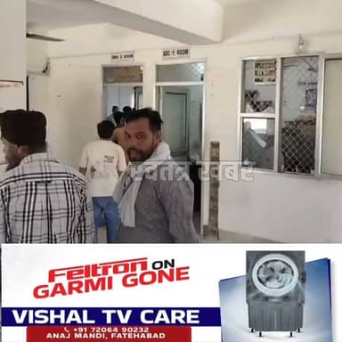 फतेहाबाद में ₹12 हजार रिश्वत लेते 2 बिजलीकर्मी गिरफ्तार, एक अप्रेंटिस भी काबू, काम के बदले उपभोक्ता से मांगी थी घूस..
टोहाना में एंटी करप्शन ब्यूरो (एसीबी) की टीम ने बिजली निगम कार्यालय में बड़ी कार्रवाई करते हुए रिश्वतखोरी के आरोप में 2 कर्मचारियों और एक अप्रेंटिस को रंगे हाथों गिरफ्तार किया। कार्रवाई फतेहाबाद एसीबी के प्रभारी इंस्पेक्टर मनमोहन सिंह के नेतृत्व में की गई।
टीम ने बिजली निगम में एचकेआरएन के तहत लगे एएलएम विनोद कुमार, एलडीसी (लोअर डिवीजन क्लर्क) सत्यनारायण और अप्रेंटिसशिप कर रहे युवक कर्ण खोबड़ा को काबू किया है। आरोप है कि इन लोगों ने एक उपभोक्ता काम करने की एवज में 12 हजार रुपए की रिश्वत ली है। फिलहाल पुलिस तीनों को अपने साथ ले गई।
#fatehabad #tohana #haryana