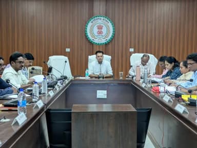 कलेक्ट्रेट सभाकक्ष में आयोजित साप्ताहिक समय-सीमा बैठक में कलेक्टर श्री इंद्रजीत सिंह चंद्रवाल ने विभिन्न विभागों की जनकल्याणकारी योजनाओं, विकास कार्यों तथा लंबित प्रकरणों की विस्तृत समीक्षा की। बैठक में विभागवार प्रगति की जानकारी लेते हुए उन्होंने योजनाओं के प्रभावी क्रियान्वयन एवं समयबद्ध लक्ष्य पूर्ति पर विशेष जोर दिया।
#kcgdistrict