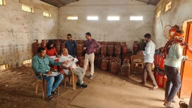 खाद्य अधिकारी के निर्देशानुसार जिला खाद्य विभाग की टीम ने आज स्थानीय शिवा इंडेन गैस एजेंसी में औचक निरीक्षण कर एक बड़ी कार्रवाई को अंजाम दिया। जांच के दौरान नियमों में गंभीर अनियमितताएं पाए जाने पर टीम ने मौके से भारी मात्रा में रसोई गैस सिलेंडरों को जब्त किया है।
#kcgdistrict