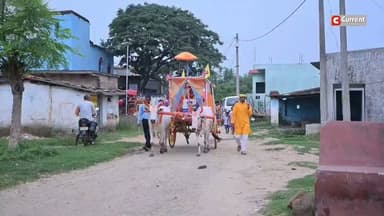 पांच किलोमीटर तक बैलगाड़ी पर निकली बारात, कसमार में दहेज मुक्त शादी ने जीता सबका दिल
#Bokaro #Kasmar #JharkhandNews #DowryFreeMarriage #BullockCartBaraat
बोकारो: बदलते दौर में जहां शादियां दिखावे और महंगी गाड़ियों की चमक में खोती जा रही हैं, वहीं कसमार प्रखंड की एक शादी ने परंपरा, सादगी और सामाजिक संदेश की खूबसूरत तस्वीर पेश की। तेलियाडीह टांगटोना निवासी जनार्दन कुमार महतो अपनी बारात लेकर दुल्हन श्वेता कुमारी के गांव मुंगो बगदा पहुंचे, लेकिन अंदाज बिल्कुल अलग था।
दूल्हा न घोड़ी पर सवार था और न ही लग्जरी कार में, बल्कि फूलों से सजी लकड़ी की बैलगाड़ी पर बैठकर करीब पांच किलोमीटर का सफर तय किया। रास्ते भर ग्रामीण इस अनोखी बारात को देखने के लिए रुक गए और मोबाइल कैमरों में इस यादगार पल को कैद करते रहे।
कुरमाली लोकगीतों और पारंपरिक नृत्य के बीच हुई इस शादी में दहेज का कोई स्थान नहीं था। दूल्हे के पिता शिव महतो ने कहा कि विवाह रिश्ता और संस्कार है, कोई आर्थिक लेन-देन नहीं। इस अनोखी पहल ने संस्कृति बचाने और समाज को नई दिशा देने का संदेश दिया।