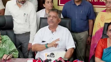 "किसी दुश्मन देश को भी ऐसे मंत्री नहीं मिले भगवान.."
स्वास्थ्य मंत्री गजेंद्र सिंह खींवसर पिछले दो महीनों में सरकारी अस्पतालों में 18 से अधिक गर्भवती महिलाओं की मौ@त पर पूछे गए सवाल पर ठहाके लगाते हुए बोले— ‘मिलते हैं ब्रेक के बाद..!!