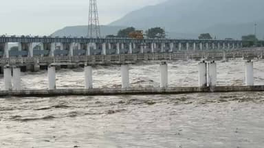 वाल्मीकिनगर गंडक बैराज से 2.6 लाख क्यूसेक पानी छोड़ा गया, तराई क्षेत्रों में अलर्ट...
नेपाल के तराई क्षेत्रों में लगातार हो रही भारी बारिश के कारण गंडक नदी का जलस्तर तेजी से बढ़ गया है। बढ़ते जलप्रवाह को नियंत्रित करने के लिए भारत-नेपाल सीमा पर स्थित वाल्मीकिनगर गंडक बैराज से लगातार पानी का डिस्चार्ज किया जा रहा है। ताजा जानकारी के अनुसार बैराज से लगभग 2.6 लाख क्यूसेक पानी छोड़ा गया है। पानी के बढ़ते बहाव को देखते हुए पश्चिम चंपारण जिले के तराई एवं निचले इलाकों में प्रशासन ने सतर्कता बढ़ा दी है। संबंधित विभागों को अलर्ट मोड में रहने तथा नदी किनारे बसे लोगों पर विशेष निगरानी रखने के निर्देश दिए गए हैं। बाढ़ नियंत्रण विभाग और जिला प्रशासन लगातार जलस्तर की निगरानी कर रहे हैं तथा स्थिति पर नजर बनाए हुए हैं। प्रशासन ने गंडक नदी के तटवर्ती क्षेत्रों के लोगों से नदी के किनारे जाने से बचने, अफवाहों पर ध्यान न देने और केवल प्रशासन द्वारा जारी आधिकारिक सूचनाओं का पालन करने की अपील की है। यदि नेपाल में बारिश का सिलसिला जारी रहता है तो बैराज से पानी का डिस्चार्ज और बढ़ाया जा सकता है। ऐसे में संभावित बाढ़ की स्थिति को देखते हुए प्रशासन पूरी तरह सतर्क है और किसी भी आपात स्थिति से निपटने के लिए आवश्यक तैयारियां की जा रही हैं।
#champaran24news #viralreelschallenge #districtadministrationwestchamparan #samratchoudhary #viralvideochallenge #CMBihar