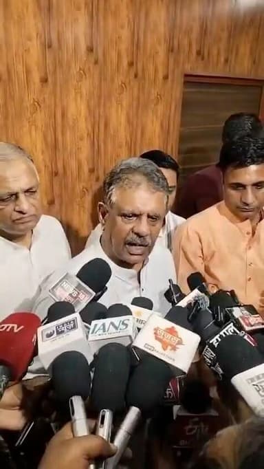 भीलवाड़ा में चिकित्सा मंत्री गजेंद्र सिंह खींवसर
प्रसूताओं की मौत पर मीडिया को जवाब