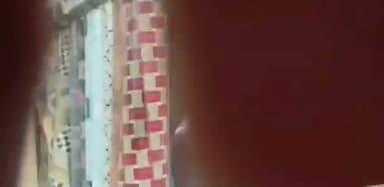 अलीगढ़ में अतिक्रमण अभियान के दौरान बवाल, नगर निगम की परिवर्तन टीम पर हमला
बाराद्वारी चौराहे पर दुकानदारों और नगर निगम कर्मियों में मारपीट, ज्वलनशील पदार्थ डालने का भी आरोप
घटना का वीडियो वायरल, पुलिस जांच में जुटी
✒️रिपोर्ट नागेंद्र पांडये
अलीगढ़ (उत्तर प्रदेश) बन्ना देवी थाना क्षेत्र स्थित बाराद्वारी चौराहे पर अतिक्रमण हटाने पहुंचे नगर निगम की परिवर्तन टीम और कुछ दुकानदारों के बीच विवाद हिंसक झड़प में बदल गया। घटना के दौरान नगर निगम कर्मचारियों के साथ कथित मारपीट की गई। सोशल मीडिया पर वायरल हो रहे वीडियो में एक व्यक्ति द्वारा अपने ऊपर और एक नगर निगम कर्मचारी पर कथित रूप से ज्वलनशील पदार्थ डालने का दावा भी किया जा रहा है। मामले की जांच पुलिस कर रही है।
अलीगढ़। शहर के बाराद्वारी चौराहे पर उस समय अफरा-तफरी मच गई, जब नगर निगम की परिवर्तन टीम अतिक्रमण हटाने की कार्रवाई के लिए मौके पर पहुंची। प्रारंभिक जानकारी के अनुसार, कार्रवाई के दौरान कुछ दुकानदारों और नगर निगम कर्मचारियों के बीच कहासुनी हुई, जो देखते ही देखते मारपीट में बदल गई।
प्रत्यक्षदर्शियों के अनुसार, विवाद के दौरान नगर निगम की टीम के साथ धक्का-मुक्की और मारपीट हुई। सोशल मीडिया पर वायरल वीडियो में कथित रूप से एक दुकानदार अपने ऊपर और एक नगर निगम कर्मचारी पर ज्वलनशील पदार्थ डालता दिखाई दे रहा है। हालांकि, इस दावे और वीडियो की स्वतंत्र पुष्टि नहीं हुई है।
घटना की सूचना मिलने पर पुलिस मौके पर पहुंची और स्थिति को नियंत्रित किया। मामले में उपलब्ध वीडियो, प्रत्यक्षदर्शियों के बयान और अन्य साक्ष्यों के आधार पर जांच की जा रही है। यदि किसी पक्ष द्वारा कानून हाथ में लेने या सरकारी कार्य में बाधा डालने की पुष्टि होती है, तो नियमानुसार कार्रवाई की जाएगी।
> महत्वपूर्ण अस्वीकरण: यह समाचार उपलब्ध प्रारंभिक जानकारी और सोशल मीडिया पर प्रसारित वीडियो पर आधारित है। ND NEWS वायरल वीडियो अथवा उसमें किए जा रहे दावों की स्वतंत्र पुष्टि नहीं करता। वास्तविक तथ्य पुलिस जांच के बाद ही स्पष्ट होंगे।
अतिक्रमण हटाने जैसी प्रशासनिक कार्रवाई के दौरान कानून-व्यवस्था बनाए रखना सभी पक्षों की जिम्मेदारी है। किसी भी विवाद का समाधान हिंसा के बजाय कानूनी प्रक्रिया और संवाद के माध्यम से किया जाना चाहिए। मामले की निष्पक्ष जांच के बाद ही घटना की पूरी तस्वीर स्पष्ट होगी।
🟥 ND NEWS | दैनिक निष्पक्ष धारा की अपील
एनडी न्यूज़ एवं दैनिक निष्पक्ष धारा सभी नागरिकों से अपील करता है कि सरकारी कार्रवाई के दौरान कानून का सम्मान करें और किसी भी विवाद की स्थिति में हिंसा का सहारा न लें। प्रशासन से अनुरोध है कि पूरे मामले की निष्पक्ष जांच कर दोषी पाए जाने वालों के विरुद्ध कानून के अनुसार कार्रवाई सुनिश्चित करे तथा भविष्य में ऐसी घटनाओं की पुनरावृत्ति रोकने के लिए आवश्यक सुरक्षा प्रबंध किए जाएं।
जनहित में सुझाव
सरकारी कार्रवाई का विरोध शांतिपूर्ण और कानूनी तरीके से करें।
किसी भी स्थिति में ज्वलनशील पदार्थ या हिंसक साधनों का प्रयोग न करें।
वायरल वीडियो साझा करने से पहले उसकी सत्यता की पुष्टि करें।
किसी विवाद की स्थिति में तत्काल पुलिस को सूचना दें।
👇👇
#NDNews #दैनिकनिष्पक्षधारा #Aligarh #BreakingNews #EncroachmentDrive #MunicipalCorporation #UPPolice #LawAndOrder #CrimeNews #ViralVideo
👇👇👇👇👇
@dgpup
@RSSorg
@UPGovt
@RSSgeet
@wpl1090
@Uppolice
@MIB_India
@PMOIndia
@HMOIndia
@VHPDigital
@InfoDeptUP
@myogioffice
@homeupgov
@CMOUP_RC
@CMOfficeUP
@ChiefSecyUP
@ChiefSecyUP
@MahantYogiG
@UpPolicemitra
@BajrangDalOrg
@UPPViralCheck
@rashtrapatibhvn
@112UttarPradesh
@UPMahilakalyan
@myogiadityanath
👇👇👇
🟥 ND NEWS | दैनिक निष्पक्ष धारा
मुख्य संपादक / संस्थापक: राजन सिंह हाड़ा
सह-संपादक: शालिनी सिंह भदौरिया
✒️ रिपोर्ट: सहयोगी शिवा गुप्ता के साथ जिला ब्यूरो अजय श्रीवास्तव
📍 कार्यालय-3: U158, हीरा स्वीट्स के पास, विकास मार्ग, लक्ष्मी नगर, पूर्वी दिल्ली, पिन कोड – 110092 (NCR)
📍 कार्यालय-2: विधानसभा रोड, बर्लिंगटन चौराहा, लखनऊ (226001) (UP)
📍 कार्यालय-1: 1/1 अटल बिहारी चौराहा, नियर बर्मा चौराहा, फतेहपुर (212601) (UP)
📅 दिनांक: 14 जुलाई 2026
📆 दिन: मंगलवार
📧 Email: ndnewschannel@gmail.com
📞 मोबाइल: 9696119696