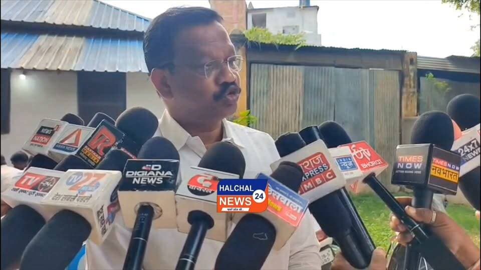 दिल्ली में गूंजी मंडला की रेल मांग, विधायक नारायण सिंह पट्टा ने रेल मंत्री को सौंपे छह अहम ज्ञापन
नई रेल परियोजनाओं और सुपरफास्ट ट्रेनों की मांग, मंडला को राष्ट्रीय रेल नेटवर्क से जोड़ने की पहल
मंडला Halchal24news
मंडला जिले को बेहतर रेल कनेक्टिविटी दिलाने की दिशा में बिछिया विधायक नारायण सिंह पट्टा ने राजधानी दिल्ली में केंद्रीय रेल मंत्री अश्विनी वैष्णव के समक्ष जिले की वर्षों पुरानी रेल मांगों को प्रमुखता से उठाया। रेल मंत्री से फोन पर हुई सकारात्मक चर्चा के बाद विधायक ने मंडला के रेल विकास से जुड़े छह महत्वपूर्ण प्रस्तावों का विस्तृत ज्ञापन सौंपा।
विधायक पट्टा ने कहा कि मंडला का रेल विकास ही जिले के सर्वांगीण विकास की कुंजी है। उन्होंने लंबे समय से लंबित बिलासपुर–पंडरिया–मंडला–जबलपुर रेल कॉरिडोर के मिसिंग लिंक का ट्रैफिक सर्वे शीघ्र स्वीकृत करने की मांग की। उनका कहना है कि यह परियोजना पूरी होने पर जबलपुर और बिलासपुर के बीच रेल दूरी 100 किलोमीटर से अधिक कम होगी, जिससे पर्यटन, व्यापार और आवागमन को नई गति मिलेगी।
ज्ञापन में मंडला फोर्ट रेलवे स्टेशन को पूर्ण विकसित टर्मिनल स्टेशन बनाने की मांग भी शामिल है। इसके तहत पिट लाइन, वॉशिंग लाइन, कोचिंग डिपो और अन्य आवश्यक रेल अधोसंरचना विकसित करने के साथ स्टेशन के मास्टर प्लान में संशोधन कर यात्री सुविधाओं के विस्तार का प्रस्ताव रखा गया है।
इसके अलावा विधायक ने मंडला फोर्ट से दिल्ली, मुंबई, बेंगलुरु, इंदौर, हावड़ा, अयोध्या, काशी, रामेश्वरम और माता वैष्णो देवी कटरा तक नई सुपरफास्ट ट्रेनों के संचालन की मांग की। साथ ही पेंचवैली एक्सप्रेस और पातालकोट एक्सप्रेस का विस्तार मंडला फोर्ट तक किए जाने का भी सुझाव दिया गया।
विधायक नारायण सिंह पट्टा ने बताया कि इन सभी प्रस्तावों में रेल विशेषज्ञों एवं स्वतंत्र रेल एक्टिविस्ट नितिन सोलंकी के तकनीकी सुझावों को भी शामिल किया गया है। उन्होंने उम्मीद जताई कि यदि रेल मंत्रालय इन मांगों को मंजूरी देता है, तो मंडला सहित पूरे महाकौशल और आदिवासी अंचल में रोजगार, पर्यटन, व्यापार और आर्थिक गतिविधियों को नई दिशा मिलेगी।
#HALCHAL24NEWS #Mandla #NarayanSinghPatta #AshwiniVaishnaw #Railway #RailDevelopment #MadhyaPradesh #Mahakaushal #RailCorridor #MandlaFort #IndianRailways #BreakingNews #मंडला #रेल_मांग #रेल_विकास #मध्यप्रदेश #महाकौशल #नई_ट्रेन #रेलवे_समाचार #विकास_की_पटरी #breakingnews #mpnews #dindorinews #madhyapradesh #dindori #viralnews #viralvideo #halchal24news #highlights Part 8