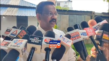 दिल्ली में गूंजी मंडला की रेल मांग, विधायक नारायण सिंह पट्टा ने रेल मंत्री को सौंपे छह अहम ज्ञापन
नई रेल परियोजनाओं और सुपरफास्ट ट्रेनों की मांग, मंडला को राष्ट्रीय रेल नेटवर्क से जोड़ने की पहल
मंडला Halchal24news
मंडला जिले को बेहतर रेल कनेक्टिविटी दिलाने की दिशा में बिछिया विधायक नारायण सिंह पट्टा ने राजधानी दिल्ली में केंद्रीय रेल मंत्री अश्विनी वैष्णव के समक्ष जिले की वर्षों पुरानी रेल मांगों को प्रमुखता से उठाया। रेल मंत्री से फोन पर हुई सकारात्मक चर्चा के बाद विधायक ने मंडला के रेल विकास से जुड़े छह महत्वपूर्ण प्रस्तावों का विस्तृत ज्ञापन सौंपा।
विधायक पट्टा ने कहा कि मंडला का रेल विकास ही जिले के सर्वांगीण विकास की कुंजी है। उन्होंने लंबे समय से लंबित बिलासपुर–पंडरिया–मंडला–जबलपुर रेल कॉरिडोर के मिसिंग लिंक का ट्रैफिक सर्वे शीघ्र स्वीकृत करने की मांग की। उनका कहना है कि यह परियोजना पूरी होने पर जबलपुर और बिलासपुर के बीच रेल दूरी 100 किलोमीटर से अधिक कम होगी, जिससे पर्यटन, व्यापार और आवागमन को नई गति मिलेगी।
ज्ञापन में मंडला फोर्ट रेलवे स्टेशन को पूर्ण विकसित टर्मिनल स्टेशन बनाने की मांग भी शामिल है। इसके तहत पिट लाइन, वॉशिंग लाइन, कोचिंग डिपो और अन्य आवश्यक रेल अधोसंरचना विकसित करने के साथ स्टेशन के मास्टर प्लान में संशोधन कर यात्री सुविधाओं के विस्तार का प्रस्ताव रखा गया है।
इसके अलावा विधायक ने मंडला फोर्ट से दिल्ली, मुंबई, बेंगलुरु, इंदौर, हावड़ा, अयोध्या, काशी, रामेश्वरम और माता वैष्णो देवी कटरा तक नई सुपरफास्ट ट्रेनों के संचालन की मांग की। साथ ही पेंचवैली एक्सप्रेस और पातालकोट एक्सप्रेस का विस्तार मंडला फोर्ट तक किए जाने का भी सुझाव दिया गया।
विधायक नारायण सिंह पट्टा ने बताया कि इन सभी प्रस्तावों में रेल विशेषज्ञों एवं स्वतंत्र रेल एक्टिविस्ट नितिन सोलंकी के तकनीकी सुझावों को भी शामिल किया गया है। उन्होंने उम्मीद जताई कि यदि रेल मंत्रालय इन मांगों को मंजूरी देता है, तो मंडला सहित पूरे महाकौशल और आदिवासी अंचल में रोजगार, पर्यटन, व्यापार और आर्थिक गतिविधियों को नई दिशा मिलेगी।
#HALCHAL24NEWS #Mandla #NarayanSinghPatta #AshwiniVaishnaw #Railway #RailDevelopment #MadhyaPradesh #Mahakaushal #RailCorridor #MandlaFort #IndianRailways #BreakingNews #मंडला #रेल_मांग #रेल_विकास #मध्यप्रदेश #महाकौशल #नई_ट्रेन #रेलवे_समाचार #विकास_की_पटरी #breakingnews #mpnews #dindorinews #madhyapradesh #dindori #viralnews #viralvideo #halchal24news #highlights Part 6