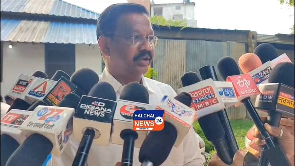 दिल्ली में गूंजी मंडला की रेल मांग, विधायक नारायण सिंह पट्टा ने रेल मंत्री को सौंपे छह अहम ज्ञापन
नई रेल परियोजनाओं और सुपरफास्ट ट्रेनों की मांग, मंडला को राष्ट्रीय रेल नेटवर्क से जोड़ने की पहल
मंडला Halchal24news
मंडला जिले को बेहतर रेल कनेक्टिविटी दिलाने की दिशा में बिछिया विधायक नारायण सिंह पट्टा ने राजधानी दिल्ली में केंद्रीय रेल मंत्री अश्विनी वैष्णव के समक्ष जिले की वर्षों पुरानी रेल मांगों को प्रमुखता से उठाया। रेल मंत्री से फोन पर हुई सकारात्मक चर्चा के बाद विधायक ने मंडला के रेल विकास से जुड़े छह महत्वपूर्ण प्रस्तावों का विस्तृत ज्ञापन सौंपा।
विधायक पट्टा ने कहा कि मंडला का रेल विकास ही जिले के सर्वांगीण विकास की कुंजी है। उन्होंने लंबे समय से लंबित बिलासपुर–पंडरिया–मंडला–जबलपुर रेल कॉरिडोर के मिसिंग लिंक का ट्रैफिक सर्वे शीघ्र स्वीकृत करने की मांग की। उनका कहना है कि यह परियोजना पूरी होने पर जबलपुर और बिलासपुर के बीच रेल दूरी 100 किलोमीटर से अधिक कम होगी, जिससे पर्यटन, व्यापार और आवागमन को नई गति मिलेगी।
ज्ञापन में मंडला फोर्ट रेलवे स्टेशन को पूर्ण विकसित टर्मिनल स्टेशन बनाने की मांग भी शामिल है। इसके तहत पिट लाइन, वॉशिंग लाइन, कोचिंग डिपो और अन्य आवश्यक रेल अधोसंरचना विकसित करने के साथ स्टेशन के मास्टर प्लान में संशोधन कर यात्री सुविधाओं के विस्तार का प्रस्ताव रखा गया है।
इसके अलावा विधायक ने मंडला फोर्ट से दिल्ली, मुंबई, बेंगलुरु, इंदौर, हावड़ा, अयोध्या, काशी, रामेश्वरम और माता वैष्णो देवी कटरा तक नई सुपरफास्ट ट्रेनों के संचालन की मांग की। साथ ही पेंचवैली एक्सप्रेस और पातालकोट एक्सप्रेस का विस्तार मंडला फोर्ट तक किए जाने का भी सुझाव दिया गया।
विधायक नारायण सिंह पट्टा ने बताया कि इन सभी प्रस्तावों में रेल विशेषज्ञों एवं स्वतंत्र रेल एक्टिविस्ट नितिन सोलंकी के तकनीकी सुझावों को भी शामिल किया गया है। उन्होंने उम्मीद जताई कि यदि रेल मंत्रालय इन मांगों को मंजूरी देता है, तो मंडला सहित पूरे महाकौशल और आदिवासी अंचल में रोजगार, पर्यटन, व्यापार और आर्थिक गतिविधियों को नई दिशा मिलेगी।
#HALCHAL24NEWS #Mandla #NarayanSinghPatta #AshwiniVaishnaw #Railway #RailDevelopment #MadhyaPradesh #Mahakaushal #RailCorridor #MandlaFort #IndianRailways #BreakingNews #मंडला #रेल_मांग #रेल_विकास #मध्यप्रदेश #महाकौशल #नई_ट्रेन #रेलवे_समाचार #विकास_की_पटरी #breakingnews #mpnews #dindorinews #madhyapradesh #dindori #viralnews #viralvideo #halchal24news #highlights Part 6