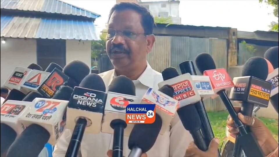 दिल्ली में गूंजी मंडला की रेल मांग, विधायक नारायण सिंह पट्टा ने रेल मंत्री को सौंपे छह अहम ज्ञापन
नई रेल परियोजनाओं और सुपरफास्ट ट्रेनों की मांग, मंडला को राष्ट्रीय रेल नेटवर्क से जोड़ने की पहल
मंडला Halchal24news
मंडला जिले को बेहतर रेल कनेक्टिविटी दिलाने की दिशा में बिछिया विधायक नारायण सिंह पट्टा ने राजधानी दिल्ली में केंद्रीय रेल मंत्री अश्विनी वैष्णव के समक्ष जिले की वर्षों पुरानी रेल मांगों को प्रमुखता से उठाया। रेल मंत्री से फोन पर हुई सकारात्मक चर्चा के बाद विधायक ने मंडला के रेल विकास से जुड़े छह महत्वपूर्ण प्रस्तावों का विस्तृत ज्ञापन सौंपा।
विधायक पट्टा ने कहा कि मंडला का रेल विकास ही जिले के सर्वांगीण विकास की कुंजी है। उन्होंने लंबे समय से लंबित बिलासपुर–पंडरिया–मंडला–जबलपुर रेल कॉरिडोर के मिसिंग लिंक का ट्रैफिक सर्वे शीघ्र स्वीकृत करने की मांग की। उनका कहना है कि यह परियोजना पूरी होने पर जबलपुर और बिलासपुर के बीच रेल दूरी 100 किलोमीटर से अधिक कम होगी, जिससे पर्यटन, व्यापार और आवागमन को नई गति मिलेगी।
ज्ञापन में मंडला फोर्ट रेलवे स्टेशन को पूर्ण विकसित टर्मिनल स्टेशन बनाने की मांग भी शामिल है। इसके तहत पिट लाइन, वॉशिंग लाइन, कोचिंग डिपो और अन्य आवश्यक रेल अधोसंरचना विकसित करने के साथ स्टेशन के मास्टर प्लान में संशोधन कर यात्री सुविधाओं के विस्तार का प्रस्ताव रखा गया है।
इसके अलावा विधायक ने मंडला फोर्ट से दिल्ली, मुंबई, बेंगलुरु, इंदौर, हावड़ा, अयोध्या, काशी, रामेश्वरम और माता वैष्णो देवी कटरा तक नई सुपरफास्ट ट्रेनों के संचालन की मांग की। साथ ही पेंचवैली एक्सप्रेस और पातालकोट एक्सप्रेस का विस्तार मंडला फोर्ट तक किए जाने का भी सुझाव दिया गया।
विधायक नारायण सिंह पट्टा ने बताया कि इन सभी प्रस्तावों में रेल विशेषज्ञों एवं स्वतंत्र रेल एक्टिविस्ट नितिन सोलंकी के तकनीकी सुझावों को भी शामिल किया गया है। उन्होंने उम्मीद जताई कि यदि रेल मंत्रालय इन मांगों को मंजूरी देता है, तो मंडला सहित पूरे महाकौशल और आदिवासी अंचल में रोजगार, पर्यटन, व्यापार और आर्थिक गतिविधियों को नई दिशा मिलेगी।
#HALCHAL24NEWS #Mandla #NarayanSinghPatta #AshwiniVaishnaw #Railway #RailDevelopment #MadhyaPradesh #Mahakaushal #RailCorridor #MandlaFort #IndianRailways #BreakingNews #मंडला #रेल_मांग #रेल_विकास #मध्यप्रदेश #महाकौशल #नई_ट्रेन #रेलवे_समाचार #विकास_की_पटरी #breakingnews #mpnews #dindorinews #madhyapradesh #dindori #viralnews #viralvideo #halchal24news #highlights Part 5
