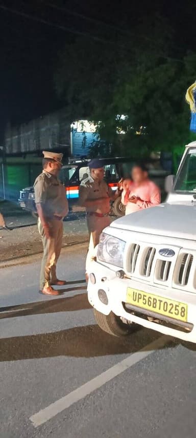 #MaharajganjPolice
पुलिस अधीक्षक महराजगंज श्री शक्ति मोहन अवस्थी के निर्देशन में जनपद में अपराध एवं अपराधियों पर प्रभावी अंकुश लगाने तथा कानून-व्यवस्था सुदृढ़ बनाए रखने हेतु क्षेत्राधिकारी सदर द्वारा थाना भिटौली पुलिस बल के साथ क्षेत्र के विभिन्न संवेदनशील स्थानों, चौराहों एवं मुख्य मार्गों पर सघन चेकिंग अभियान चलाया गया। अभियान के दौरान संदिग्ध व्यक्तियों, वाहनों एवं वस्तुओं की गहन जांच कर सुरक्षा व्यवस्था का व्यापक निरीक्षण किया गया।
#UPPolice
