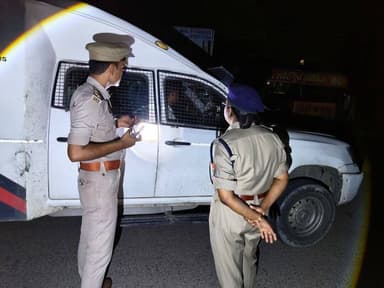 #MaharajganjPolice
पुलिस अधीक्षक महराजगंज श्री शक्ति मोहन अवस्थी के निर्देशन में जनपद में अपराध एवं अपराधियों पर प्रभावी अंकुश लगाने तथा कानून-व्यवस्था सुदृढ़ बनाए रखने हेतु क्षेत्राधिकारी फरेन्दा द्वारा थाना फरेन्दा पुलिस बल के साथ क्षेत्र के विभिन्न संवेदनशील स्थानों, चौराहों एवं मुख्य मार्गों पर सघन चेकिंग अभियान चलाया गया। अभियान के दौरान संदिग्ध व्यक्तियों, वाहनों एवं वस्तुओं की गहन जांच कर सुरक्षा व्यवस्था का व्यापक निरीक्षण किया गया।
#UPPolice