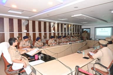 #MaharajganjPolice
पुलिस अधीक्षक महराजगंज श्री शक्ति मोहन अवस्थी के निर्देशन में पुलिस कार्यालय स्थित तथागत सभागार में मासिक अपराध गोष्ठी आयोजित हुई। अपराध नियंत्रण, लंबित विवेचनाओं के त्वरित निस्तारण, वांछित अपराधियों की गिरफ्तारी, साइबर अपराध नियंत्रण एवं कानून-व्यवस्था की समीक्षा कर आवश्यक दिशा-निर्देश दिए गए।
#MaharajganjPolice
#UPPolice