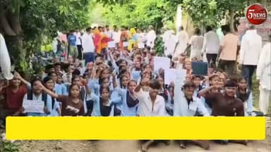 भीमपुर स्कूल में छात्रों का प्रदर्शन, प्रधानाचार्य के तबादले के विरोध में स्कूल पर जड़ा ताला #57newsRajasthan
टोडाभीम (करौली)। टोडाभीम उपखंड के भीमपुर गांव स्थित राजकीय उच्च माध्यमिक विद्यालय के प्रधानाचार्य जगदीश प्रसाद बैरवा के धौलपुर तबादले के विरोध में मंगलवार सुबह छात्र-छात्राओं ने स्कूल के मुख्य द्वार पर ताला जड़कर प्रदर्शन किया। विद्यार्थियों ने स्थानांतरण आदेश रद्द करने की मांग करते हुए चेतावनी दी कि जब तक आदेश वापस नहीं लिया जाएगा, तब तक स्कूल का ताला नहीं खोला जाएगा।
जानकारी के अनुसार, प्रधानाचार्य के तबादले की सूचना मिलते ही विद्यार्थियों में नाराजगी फैल गई। सुबह विद्यालय खुलने से पहले ही बड़ी संख्या में छात्र-छात्राएं मुख्य गेट पर एकत्रित हो गए और स्कूल के प्रवेश द्वार पर ताला लगा दिया। इस दौरान स्कूल पहुंचे शिक्षकों एवं अन्य स्टाफ को भी परिसर में प्रवेश नहीं करने दिया गया।
प्रदर्शन कर रहे छात्रों का कहना है कि प्रधानाचार्य जगदीश प्रसाद बैरवा के कार्यकाल में विद्यालय की शैक्षणिक व्यवस्था और अनुशासन में उल्लेखनीय सुधार हुआ है। इसलिए उनका स्थानांतरण निरस्त किया जाए। छात्रों ने स्पष्ट कहा कि जब तक शिक्षा विभाग स्थानांतरण आदेश वापस नहीं लेता, तब तक उनका आंदोलन जारी रहेगा।
फिलहाल विद्यालय में पढ़ाई बाधित रही और मामले को लेकर स्थानीय प्रशासन एवं शिक्षा विभाग की ओर से स्थिति पर नजर रखी जा रही है।