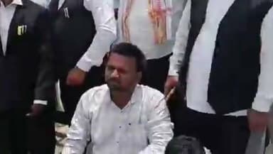 हंडिया तहसील में अधिवक्ताओं का जोरदार प्रदर्शन, मुख्य गेट पर जड़ा ताला
कथित प्रशासनिक मनमानी और भ्रष्टाचार के विरोध में नारेबाजी, न्यायिक कार्य प्रभावित
तहसीलदार के जांच और कार्रवाई के आश्वासन के बाद समाप्त हुआ प्रदर्शन
✒️ रिपोर्ट सहयोगी प्रमोद व सुनील यादव के साथ राजेश सोनकर प्रयागराज
उत्तरप्रदेश । प्रयागराज के हंडिया तहसील परिसर में बुधवार को अधिवक्ताओं ने तहसील प्रशासन की कथित कार्यप्रणाली और मनमाने रवैये के विरोध में प्रदर्शन किया। प्रदर्शन के दौरान अधिवक्ताओं ने मुख्य प्रवेश द्वार पर ताला जड़ दिया और प्रशासन के खिलाफ नारेबाजी की। विरोध प्रदर्शन के कारण कुछ समय के लिए न्यायिक एवं प्रशासनिक कार्य भी प्रभावित रहे। बाद में तहसील प्रशासन द्वारा जांच और आवश्यक कार्रवाई का आश्वासन दिए जाने के बाद प्रदर्शन समाप्त कर दिया गया।
प्रयागराज। हंडिया तहसील में अधिवक्ताओं और तहसील प्रशासन के बीच विवाद उस समय खुलकर सामने आ गया, जब बड़ी संख्या में वकीलों ने तहसील परिसर के मुख्य गेट पर ताला जड़कर विरोध प्रदर्शन शुरू कर दिया। प्रदर्शन का नेतृत्व पूर्व बार मंत्री बलराम यादव ने किया।
प्रदर्शनकारी अधिवक्ताओं का आरोप था कि तहसील प्रशासन की कार्यप्रणाली में पारदर्शिता का अभाव है तथा कथित भ्रष्टाचार और प्रशासनिक मनमानी के कारण आम लोगों और अधिवक्ताओं को लगातार परेशानियों का सामना करना पड़ रहा है। इन आरोपों के विरोध में अधिवक्ताओं ने जमकर नारेबाजी की और चेतावनी दी कि यदि व्यवस्था में सुधार नहीं हुआ तो अनिश्चितकालीन धरना-प्रदर्शन किया जाएगा।
प्रदर्शन के दौरान तहसील का मुख्य प्रवेश द्वार बंद होने से कुछ समय के लिए न्यायिक एवं प्रशासनिक कार्य प्रभावित रहे। घटना की सूचना मिलने पर प्रशासनिक अधिकारियों ने अधिवक्ताओं से वार्ता की।
मौके पर हुई बातचीत के दौरान हंडिया तहसीलदार ने अधिवक्ताओं की शिकायतों की जांच कराने तथा आवश्यक कार्रवाई का आश्वासन दिया। इसके बाद अधिवक्ताओं ने अपना प्रदर्शन समाप्त कर दिया।
हालांकि, प्रशासन की ओर से लगाए गए आरोपों पर विस्तृत आधिकारिक प्रतिक्रिया अभी सामने आना शेष है। शिकायतों की सत्यता जांच पूरी होने के बाद ही स्पष्ट हो सकेगी।
> महत्वपूर्ण अस्वीकरण: यह समाचार उपलब्ध जानकारी एवं प्रदर्शन से जुड़े पक्षों के बयानों पर आधारित है। लगाए गए आरोपों की पुष्टि संबंधित विभागीय जांच के बाद ही हो सकेगी।
लोकतांत्रिक व्यवस्था में विरोध प्रदर्शन अपनी बात रखने का वैधानिक माध्यम है, वहीं प्रशासनिक शिकायतों का समयबद्ध और निष्पक्ष समाधान जनविश्वास बनाए रखने के लिए आवश्यक है। अब इस मामले में सबकी निगाहें प्रशासनिक जांच और आगे की कार्रवाई पर टिकी हैं।
🟥 ND NEWS | दैनिक निष्पक्ष धारा की अपील
एनडी न्यूज़ एवं दैनिक निष्पक्ष धारा अधिवक्ताओं, प्रशासन और आम नागरिकों से अपील करता है कि सभी विवादों का समाधान संवाद, पारदर्शिता और कानून के दायरे में रहकर किया जाए। यदि किसी स्तर पर अनियमितता या लापरवाही सामने आती है तो उसकी निष्पक्ष जांच कर दोषियों के विरुद्ध नियमानुसार कार्रवाई सुनिश्चित की जाए।
जनहित में सुझाव
शिकायतों का निस्तारण समयबद्ध और पारदर्शी तरीके से किया जाए।
विरोध प्रदर्शन शांतिपूर्ण एवं कानूनसम्मत तरीके से किए जाएं।
प्रशासन और अधिवक्ताओं के बीच नियमित संवाद की व्यवस्था विकसित की जाए।
किसी भी आरोप पर अंतिम निष्कर्ष जांच पूरी होने के बाद ही निकाला जाए।
👇👇👇
#NDNews #दैनिकनिष्पक्षधारा #Prayagraj #Handia #Advocates #LawyersProtest #Tehsil #BreakingNews #UttarPradesh #Justice #Administration
👇👇👇👇
@dgpup
@UPGovt
@RSSorg
@Uppolice
@wpl1090
@RSSgeet
@MIB_India
@PMOIndia
@HMOIndia
@VHPDigital
@CMOUP_RC
@myogioffice
@InfoDeptUP
@CMOfficeUP
@UPPRD1948
@ChiefSecyUP
@MahantYogiG
@ChiefSecyUP
@BajrangDalOrg
@myogiadityanath
@112UttarPradesh
@UPPViralCheck
@UpPolicemitra
@prayagraj_pol
@ADGZonPrayagraj
@DM_PRAYAGRAJ
@CommissionerPrg
@NigamPrayagraj
@Prayagraj_TP
@PROdefprayagraj
👇👇👇
🟥 ND NEWS | दैनिक निष्पक्ष धारा
मुख्य संपादक / संस्थापक: राजन सिंह हाड़ा
सह-संपादक: शालिनी सिंह भदौरिया
✒️ रिपोर्ट: सहयोगी प्रमोद व सुनील यादव के साथ राजेश सोनकर प्रयागराज
📍 कार्यालय-3: U158, हीरा स्वीट्स के पास, विकास मार्ग, लक्ष्मी नगर, पूर्वी दिल्ली, पिन कोड – 110092 (NCR)
📍 कार्यालय-2: विधानसभा रोड, बर्लिंगटन चौराहा, लखनऊ (226001) (UP)
📍 कार्यालय-1: 1/1 अटल बिहारी चौराहा, नियर बर्मा चौराहा, फतेहपुर (212601) (UP)
📅 दिनांक: 15 जुलाई 2026
📆 दिन: बुधवार
📧 Email: ndnewschannel@gmail.com
📞 मोबाइल: 9696119696