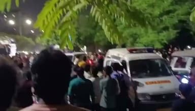 सीवर की जहरीली गैस से सफाईकर्मी की मौत!
नोएडा के सेक्टर-93 में सीवर की सफाई के दौरान बिना सुरक्षा उपकरणों के उतारे गए एक सफाईकर्मी की जहरीली गैस की चपेट में आने से मौत हो गई
घटना के बाद सुरक्षा मानकों और जिम्मेदार अधिकारियों की भूमिका पर सवाल उठ रहे हैं।
#noida #utterpradesh