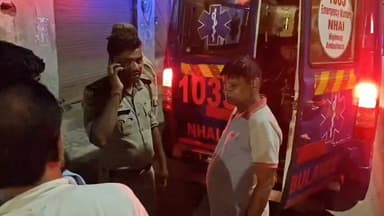 सिकंदराबाद में दर्दनाक सड़क हादसा: अज्ञात वाहन की टक्कर से युवक की मौत
बुलंदशहर के सिकंदराबाद कोतवाली क्षेत्र के हृदयपुर मोड़ पर सड़क पार कर रहे एक युवक को अज्ञात वाहन ने जोरदार टक्कर मार दी। हादसे में युवक की मौके पर ही दर्दनाक मौत हो गई।मृतक की पहचान इंद्रजीत उर्फ रामपाल, निवासी खेरपुर तिल के रूप में हुई है।
घटना की सूचना मिलते ही पुलिस मौके पर पहुंची और शव को कब्जे में लेकर पंचनामा भर पोस्टमार्टम के लिए भेज दिया। पुलिस अज्ञात वाहन की तलाश में जुटी है और मामले की जांच की जा रही है।
#Bulandshahr #Sikandrabad #RoadAccident #BreakingNews #AccidentNews #UttarPradesh #HitAndRun #PoliceInvestigation #NCRExpressNews #LatestNews