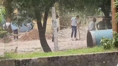 शिक्षा या मजदूरी?
शासकीय माध्यमिक विद्यालय दलौदा स्टेशन में छात्रों से कार्य कराए जाने का मामला सामने आया। वहीं अध्यापक छांव में खड़े नजर आए। आखिर बच्चों से काम क्यों कराया जा रहा है? जिम्मेदार जवाब दें।
#दलौदास्टेशन #शिक्षा #सरकारीस्कूल #मंदसौर #यशस्वीदुनिया
