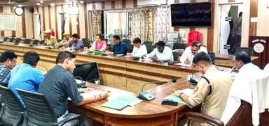आज दिनांक 15.07.2026 को जिलाधिकारी औरैया एवं पुलिस अधीक्षक औरैया की अध्यक्षता में मानस सभागार, कलेक्ट्रेट औरैया में अनुसूचित जाति के व्यक्तियों के अत्याचार एवं उत्पीड़न मामलों में आर्थिक सहायता एवं पुनर्वास योजना के अंतर्गत समिति की समीक्षी बैठक आयोजित की गई। बैठक में प्रकरणों की समीक्षा करते हुए संबंधित अधिकारियों को निर्देशित किया गया कि पात्र पीड़ितों को नियमानुसार त्वरित कार्रवाई करते हुए आर्थिक सहायता एवं योजना का लाभ समयबद्ध रूप से उपलब्ध कराया जाए। बैठक में संबंधित समस्त अधिकारी एवं कर्मचारी उपस्थित रहे।