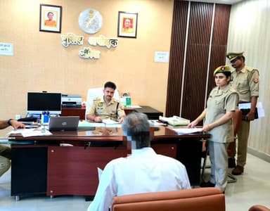 पुलिस अधीक्षक औरैया द्वारा पुलिस कार्यालय में #जनसुनवाई की गयी एवं समस्याओं के समयबद्ध व गुणवत्तापूर्ण निस्तारण हेतु वीडियो कांन्फ्रेंस के माध्यम से जुडे जनपद के समस्त थाना प्रभारियों को आवश्यक निर्देश दिये गये। इस दौरान अपर पुलिस अधीक्षक औरैया भी मौजूद रहे।
#UPPolice https://t.co/za2oV25lMD