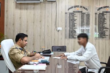 #SSP_अयोध्या द्वारा वरिष्ठ पुलिस अधीक्षक कार्यालय में जनता की समस्याओं को सुनकर यथा संभव मौके पर ही निस्तारित किया गया व शेष शिकायतों के त्वरित एवं गुणवत्ता पूर्ण निस्तारण सुनिश्चित करने हेतु संबंधित को निर्देशित किया जा रहा है। #UPPolice #ayodhyapolice https://t.co/yA8LdS0NPk