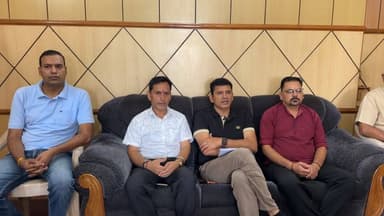 MLA (जोगिन्द्रनगर) प्रकाश राणा तथा भाजपा प्रवक्ता पंकज जमवाल प्रेस वार्ता करते हुए।
सुनिए क्या कहते हैं। Live-
#nonfollowersfriends #jogindernagar_mandi_himachal #facebookreelsviral #facebookreelsviral # #jogindernagar #pressvigyptBJP Himachal PradeshBJP PunjabPrakash Rana MLAA