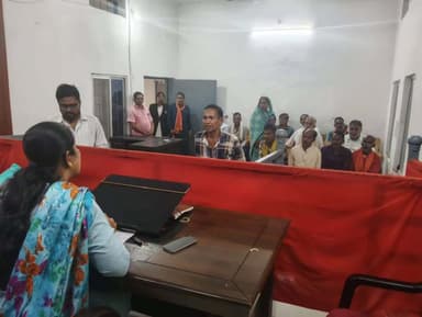 प्रधानमंत्री आवास योजना (ग्रामीण) के अंतर्गत निर्माण कार्य लंबित रखने वाले 5 ग्राम पंचायतों के 22 हितग्राहियों की एसडीएम न्यायालय, सूरजपुर में पेशी हुई। हितग्राहियों को अगली पेशी से पहले आवास निर्माण पूर्ण करने एवं अद्यतन फोटो प्रस्तुत करने के निर्देश दिए गए।
#Surajpur #PMAYG #HousingForAll #DistrictAdministration #GoodGovernance
@dpr.chhattisgarh @chhattisgarhcmo