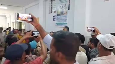 🚨 सीधी जिला अस्पताल में प्रसूता की मौत, परिजनों का हंगामा 🚨
ऑपरेशन के लिए ₹20 हजार मांगने का आरोप, कलेक्टर ने दिए जांच के आदेश
सीधी जिला अस्पताल में 28 वर्षीय प्रसूता दयावती जायसवाल की मौत के बाद अस्पताल परिसर में हंगामा मच गया। मृतका के परिजनों ने इलाज में लापरवाही, ऑपरेशन के लिए कथित रूप से ₹20 हजार की मांग और गलत इंजेक्शन लगाने के गंभीर आरोप लगाए हैं।
परिजनों के अनुसार, पैसे का इंतजाम नहीं होने पर समय पर ऑपरेशन नहीं किया गया, जिसके बाद प्रसूता की मौत हो गई। घटना से आक्रोशित परिजनों ने अस्पताल परिसर में विरोध प्रदर्शन किया और दोषियों के खिलाफ कड़ी कार्रवाई की मांग की।
मामले की गंभीरता को देखते हुए कलेक्टर विकास मिश्रा जिला अस्पताल पहुंचे। उन्होंने परिजनों से चर्चा कर निष्पक्ष जांच का आश्वासन दिया तथा एसडीएम प्रिया पाठक के नेतृत्व में जांच के निर्देश दिए हैं। प्रशासन का कहना है कि जांच रिपोर्ट के आधार पर आगे की कार्रवाई की जाएगी।
⚠️ महत्वपूर्ण: ऑपरेशन के लिए ₹20 हजार मांगने, इलाज में लापरवाही और गलत इंजेक्शन लगाने के आरोप मृतका के परिजनों द्वारा लगाए गए हैं। इनकी आधिकारिक पुष्टि अभी नहीं हुई है। जांच पूरी होने के बाद ही वास्तविक तथ्य सामने आएंगे।
🗣️ क्या स्वास्थ्य व्यवस्था में सुधार की जरूरत है? अपनी राय कमेंट में जरूर दें।
#Sidhi #SidhiNews #PrideKadamNews #BreakingNews #DistrictHospital #MadhyaPradesh #Healthcare #Justice #CollectorSidhi #ViralNews #MPNews #HospitalNews #SidhiDistrict #TrendingNews