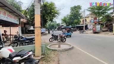 बांदा: महज़ 30 मीटर की दूरी पर दो सरकारी हैंडपंप, लोगों ने उठाए सवाल
बांदा के बिजलीखेड़ा मोहल्ले में जल संस्थान द्वारा वर्षों पहले लगाए गए दो हैंडपंप आज चर्चा का विषय बने हुए हैं। स्थानीय लोगों के अनुसार, दोनों हैंडपंप लगभग 30 मीटर की दूरी पर लगे हैं।
मोहल्ले के लोगों का कहना है कि इनमें से एक हैंडपंप पूरी तरह खराब है, जबकि दूसरे से भी काफी देर तक चलाने के बाद ही पानी निकलता है। पानी निकालने में अधिक मेहनत लगने के कारण लोग इनका कम ही उपयोग करते हैं।
अब सवाल यह उठ रहा है कि जब एक हैंडपंप उपयोगी नहीं है, तो क्या उसे ऐसे स्थान पर स्थानांतरित किया जाना चाहिए जहाँ लोगों को इसकी वास्तव में आवश्यकता हो? स्थानीय लोग यह भी पूछ रहे हैं कि क्या इतने कम अंतर पर दो हैंडपंप लगाना सरकारी संसाधनों के उचित उपयोग का उदाहरण है?
आपकी क्या राय है?
क्या खराब हैंडपंप को किसी जरूरतमंद इलाके में लगाया जाना चाहिए?
क्या संबंधित विभाग को इसकी जांच कर कार्रवाई करनी चाहिए?
अपनी राय कमेंट में जरूर बताएं।
UP 90 Creator
#Banda #जल_संकट #HandPump #UttarPradesh