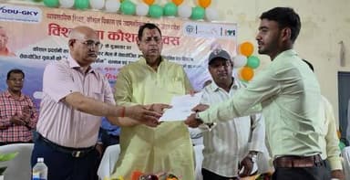 विश्व युवा कौशल दिवस पर मेधावी प्रशिक्षार्थियों का हुआ सम्मान, नगर विधायक रत्नाकर मिश्रा ने बांटे प्रशस्ति पत्र l
मिर्जापुर। विश्व युवा कौशल दिवस के अवसर पर राजकीय औद्योगिक प्रशिक्षण संस्थान (आईटीआई), मिर्जापुर में आयोजित कार्यक्रम में नगर विधायक रत्नाकर मिश्रा ने मुख्य अतिथि के रूप में प्रतिभाग किया। इस दौरान उन्होंने विभिन्न ट्रेडों के प्रतिभाशाली छात्र-छात्राओं को प्रशस्ति पत्र प्रदान कर उनका उत्साहवर्धन किया।
कार्यक्रम को संबोधित करते हुए विधायक रत्नाकर मिश्रा ने कहा कि प्रधानमंत्री नरेंद्र मोदी एवं मुख्यमंत्री योगी आदित्यनाथ के नेतृत्व में कौशल विकास और आत्मनिर्भर भारत का संकल्प तेजी से साकार हो रहा है। उन्होंने युवाओं से कौशल आधारित शिक्षा प्राप्त कर देश और प्रदेश के विकास में योगदान देने का आह्वान किया।
इस अवसर पर नॉर्थ ज़ोन स्किल इंडिया-2025 प्रतियोगिता में फिटर ट्रेड में रजत पदक प्राप्त करने वाली सुश्री साधना कुमारी तथा मशीनिंग टेक्निशियन ट्रेड में कांस्य पदक विजेता अमित यादव को विशेष रूप से सम्मानित करते हुए बधाई एवं शुभकामनाएं दी गईं।
कार्यक्रम में विशिष्ट अतिथि के रूप में सभासद इन्द्रपति सिंह पटेल, आशीष बुधिया, मोहन अग्रवाल, मनोज खंडेलवाल सहित संस्थान के शिक्षक, कर्मचारी एवं बड़ी संख्या में छात्र-छात्राएं उपस्थित रहे।