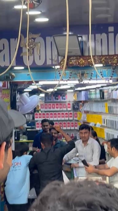 #नोएडा के निठारी गांव में खुलेआम गुंडागर्दी। मोबाइल की दुकान पर एक युवक को कई लोगों ने बहरमी से पीटा।युवक को किया लहूलूहान। सडक पर भीड़ हुयी जमा।सूत्रों की माने तो मोबइल दुकान संचालको ने पीटा। PS-20 @noidapolice @DCP_Noida @Uppolice @UPGovt https://t.co/wYbEeVMrmi