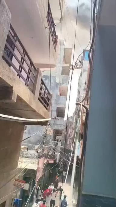 नोएडा
मामूरा गांव में भीषण आग, 2 लोगों की मौत
इलेक्ट्रिक बाइक में स्पार्किंग से आग लगने की आशंका
मकान में फंसे करीब 50 लोगों का रेस्क्यू
फायर विभाग ने चलाया राहत और बचाव अभियान
फेज-3 थाना क्षेत्र के मामूरा का मामला
@noidafire #BreakingNews #UttarPradesh
@noidapolice @Uppolice https://t.co/PAYz35rbtv
