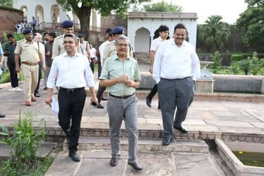 अपर मुख्य सचिव मध्यप्रदेश शासन श्री शिव शेखर शुक्ला द्वारा भोपाल के जगदीशपुर में प्रस्तावित मंत्रिपरिषद की आगामी बैठक की व्यवस्थाओं का जायजा लिया गया।
इस अवसर पर संभाग आयुक्त श्री कर्मवीर शर्मा
कलेक्टर श्री प्रियंक मिश्रा सहित अन्य संबंधित अधिकारी एवं पुलिस अधिकारी उपस्थित रहे।
CM Madhya Pradesh
Jansampark Madhya Pradesh
#Bhopal