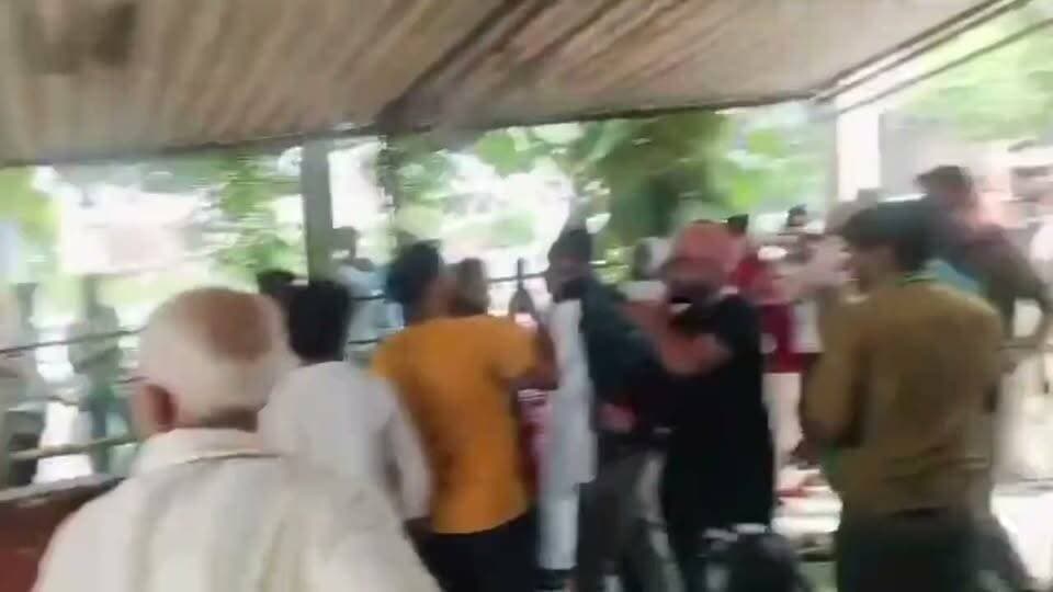 बदायूं पुलिस चौकी में ही भिड़े दो पक्ष, पुलिस के सामने चलीं लात-घूंसे
समझौते की जगह चौकी बनी अखाड़ा, गाली-गलौज और मारपीट का वीडियो चर्चा में
पुलिसकर्मियों ने बीच-बचाव कर कराया मामला शांत, जांच के बाद होगी कार्रवाई
✒️रिपोर्ट यूपी हेड नागेंद्र पांडये
बदायूं। उत्तर प्रदेश के बदायूं जिले में पुलिस चौकी के भीतर दो पक्षों के बीच विवाद उस समय हिंसक हो गया, जब दोनों पक्ष आपसी शिकायत लेकर चौकी पहुंचे थे। कहासुनी के दौरान मामला इतना बढ़ गया कि पुलिसकर्मियों की मौजूदगी में ही दोनों पक्षों के लोग एक-दूसरे पर लात-घूंसे बरसाने लगे। घटना का वीडियो सोशल मीडिया पर चर्चा का विषय बना हुआ है। हालांकि, वीडियो की स्वतंत्र पुष्टि नहीं हुई है।
बदायूं। जिले की एक पुलिस चौकी में उस समय अफरा-तफरी मच गई, जब विवाद के निस्तारण के लिए पहुंचे दो पक्ष आपस में ही भिड़ गए। प्रत्यक्षदर्शियों के अनुसार, पहले दोनों पक्षों के बीच तीखी बहस हुई, जो देखते ही देखते मारपीट में बदल गई।
चौकी परिसर में दोनों पक्षों के लोगों ने एक-दूसरे पर लात-घूंसों की बरसात कर दी। इस दौरान कथित रूप से गाली-गलौज भी हुई। पुलिसकर्मियों ने तत्काल हस्तक्षेप करते हुए दोनों पक्षों को अलग किया और स्थिति को नियंत्रित किया।
घटना का वीडियो सोशल मीडिया पर तेजी से वायरल हो रहा है, जिसके बाद पुलिस चौकियों में सुरक्षा व्यवस्था और विवाद निस्तारण की प्रक्रिया को लेकर भी सवाल उठने लगे हैं।
फिलहाल यह स्पष्ट नहीं हो सका है कि विवाद किस कारण से शुरू हुआ था और संबंधित पक्षों के विरुद्ध कौन-कौन सी कानूनी कार्रवाई की गई है। मामले में पुलिस की विस्तृत आधिकारिक प्रतिक्रिया का इंतजार है।
> महत्वपूर्ण अस्वीकरण: यह समाचार सोशल मीडिया पर प्रसारित वीडियो एवं उपलब्ध प्रारंभिक जानकारी पर आधारित है। ND NEWS वायरल वीडियो की स्वतंत्र पुष्टि नहीं करता। मामले की वास्तविक स्थिति पुलिस जांच एवं आधिकारिक बयान के बाद ही स्पष्ट होगी।
पुलिस चौकी जैसे संवेदनशील परिसर में हिंसक विवाद की घटनाएं कानून-व्यवस्था की दृष्टि से गंभीर मानी जाती हैं। ऐसे मामलों में निष्पक्ष जांच, तथ्यों का सत्यापन और कानून के अनुसार कार्रवाई ही जनविश्वास बनाए रखने का आधार है।
🟥 ND NEWS | दैनिक निष्पक्ष धारा की अपील
एनडी न्यूज़ एवं दैनिक निष्पक्ष धारा सभी नागरिकों से अपील करता है कि किसी भी विवाद का समाधान कानून और संवाद के माध्यम से करें। पुलिस परिसर में या किसी भी सार्वजनिक स्थान पर हिंसा करना कानून का उल्लंघन है। पुलिस प्रशासन से अपेक्षा है कि मामले की निष्पक्ष जांच कर दोषियों के विरुद्ध नियमानुसार कार्रवाई सुनिश्चित की जाए तथा भविष्य में ऐसी घटनाओं की पुनरावृत्ति रोकने के लिए आवश्यक कदम उठाए जाएं।
जनहित में सुझाव
विवाद की स्थिति में संयम बनाए रखें और कानून को अपना कार्य करने दें।
पुलिस चौकी या थाने में अनुशासन का पालन करें।
वायरल वीडियो साझा करने से पहले उसकी सत्यता की पुष्टि करें।
किसी भी घटना के संबंध में केवल आधिकारिक जानकारी पर भरोसा करें।
👇👇👇
#NDNews #दैनिकनिष्पक्षधारा #Badaun #UPPolice #PoliceChowki #ViralVideo #LawAndOrder #BreakingNews #UttarPradesh #Police
👇👇👇👇👇
@dgpup
@RSSorg
@UPGovt
@RSSgeet
@wpl1090
@Uppolice
@MIB_India
@PMOIndia
@HMOIndia
@VHPDigital
@InfoDeptUP
@myogioffice
@homeupgov
@CMOUP_RC
@CMOfficeUP
@ChiefSecyUP
@ChiefSecyUP
@MahantYogiG
@UpPolicemitra
@BajrangDalOrg
@UPPViralCheck
@rashtrapatibhvn
@112UttarPradesh
@UPMahilakalyan
@myogiadityanath
@budaunpolice
👇👇👇
🟥 ND NEWS | दैनिक निष्पक्ष धारा
मुख्य संपादक / संस्थापक: राजन सिंह हाड़ा
सह-संपादक: शालिनी सिंह भदौरिया
✒️ रिपोर्ट: सहयोगी शिवा गुप्ता के साथ जिला ब्यूरो अजय श्रीवास्तव
📍 कार्यालय-3: U158, हीरा स्वीट्स के पास, विकास मार्ग, लक्ष्मी नगर, पूर्वी दिल्ली, पिन कोड – 110092 (NCR)
📍 कार्यालय-2: विधानसभा रोड, बर्लिंगटन चौराहा, लखनऊ (226001) (UP)
📍 कार्यालय-1: 1/1 अटल बिहारी चौराहा, नियर बर्मा चौराहा, फतेहपुर (212601) (UP)
📅 दिनांक: 15 जुलाई 2026
📆 दिन: बुधवार
📧 Email: ndnewschannel@gmail.com
📞 मोबाइल: 9696119696