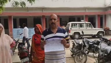 प्रयागराज में कथित अवैध प्लाटिंग मामले ने पकड़ा तूल, प्रशासन ने दर्ज किया मुकदमा
राजस्व जांच के आधार पर कार्रवाई की मांग, भूमि कब्जे और प्लाटिंग को लेकर नया मोड़
शिकायतकर्ता ने पुलिस से आरोपितों पर मुकदमा दर्ज कर निष्पक्ष जांच की लगाई गुहार
✒️रिपोर्ट सहयोगी प्रमोद वास सुनील यादव के साथ राजेश सोनकर प्रयागराज
उत्तरप्रदेश । प्रयागराज के बारा तहसील अंतर्गत मौजा जनवा में कथित अवैध कब्जा और प्लाटिंग का मामला अब पुलिस कार्रवाई की मांग तक पहुंच गया है। शिकायतकर्ता ने आरोप लगाया है कि राजस्व विभाग की जांच में चिन्हित तथ्यों के बावजूद आरोपितों के विरुद्ध विधिक कार्रवाई नहीं हुई है। प्रार्थना पत्र में संबंधित अधिकारियों से एफआईआर दर्ज कर निष्पक्ष जांच कराने की मांग की गई है। हालांकि, आरोपों की पुष्टि संबंधित एजेंसियों की जांच और न्यायिक प्रक्रिया के बाद ही होगी।
प्रयागराज। बारा तहसील के मौजा जनवा में कथित अवैध प्लाटिंग और भूमि कब्जे से जुड़े प्रकरण में एक और महत्वपूर्ण घटनाक्रम सामने आया है। शिकायतकर्ता राजीव कुमार सिंह ने पुलिस को दिए गए प्रार्थना पत्र में आरोप लगाया है कि उनकी पैतृक भूमि पर कथित रूप से अवैध कब्जा कर बड़े स्तर पर प्लाटिंग की जा रही है।
शिकायत में कहा गया है कि संबंधित गाटा संख्या 628, 629 एवं 630/1 के संबंध में राजस्व विभाग द्वारा स्थलीय निरीक्षण किया गया था। शिकायतकर्ता का दावा है कि जांच के दौरान वास्तविक कब्जे और अभिलेखों के बीच अंतर पाया गया तथा जांच रिपोर्ट के आधार पर संबंधित अधिकारियों द्वारा विधिक कार्रवाई की संस्तुति की गई।
प्रार्थना पत्र में आरोप लगाया गया है कि कुछ व्यक्तियों द्वारा कथित रूप से निर्धारित हिस्से से अधिक भूमि पर कब्जा कर सड़क, गेट एवं प्लाटिंग का कार्य कराया गया। शिकायतकर्ता ने यह भी कहा है कि उपजिलाधिकारी द्वारा राजस्व विभाग की रिपोर्ट के आधार पर पुलिस को आवश्यक कार्रवाई के लिए संदर्भित किया गया है।
इसी क्रम में शिकायतकर्ता ने संबंधित आरोपितों के विरुद्ध भारतीय कानून की सुसंगत धाराओं में एफआईआर दर्ज कर निष्पक्ष जांच कराने की मांग की है। उनका कहना है कि समयबद्ध कार्रवाई न होने से उन्हें न्याय मिलने में विलंब हो रहा है।
वहीं, जिन व्यक्तियों के नाम शिकायत में दर्ज हैं, उनका पक्ष इस संबंध में सार्वजनिक रूप से उपलब्ध नहीं हो सका है। यदि उनका पक्ष प्राप्त होता है तो उसे भी समान प्रमुखता से प्रकाशित किया जाएगा।
> महत्वपूर्ण अस्वीकरण: यह समाचार शिकायतकर्ता द्वारा प्रस्तुत प्रार्थना पत्र एवं उपलब्ध प्रशासनिक दस्तावेजों पर आधारित है। इसमें लगाए गए आरोपों की स्वतंत्र पुष्टि नहीं हुई है। मामले की वास्तविक स्थिति पुलिस जांच, राजस्व विभाग की अंतिम रिपोर्ट तथा न्यायिक प्रक्रिया के बाद ही स्पष्ट होगी।
भूमि विवाद और अवैध प्लाटिंग जैसे मामलों में तथ्यों का निष्पक्ष परीक्षण और कानूनसम्मत कार्रवाई अत्यंत आवश्यक है। ऐसे मामलों में प्रशासनिक पारदर्शिता और समयबद्ध जांच ही जनविश्वास को मजबूत करती है। अब इस प्रकरण में पुलिस और राजस्व विभाग की आगे की कार्रवाई पर सभी की निगाहें टिकी हैं।
🟥 एनडी न्यूज़ एवं दैनिक निष्पक्ष धारा उत्तर प्रदेश शासन, जिला प्रशासन, राजस्व विभाग एवं पुलिस प्रशासन से अपील करता है कि इस प्रकरण की निष्पक्ष, पारदर्शी और समयबद्ध जांच कर वास्तविक तथ्यों को सार्वजनिक किया जाए। यदि किसी स्तर पर अवैध कब्जा, अवैध प्लाटिंग या सरकारी भूमि के दुरुपयोग की पुष्टि होती है तो दोषियों के विरुद्ध कठोर कानूनी कार्रवाई सुनिश्चित की जाए। वहीं यदि आरोप असत्य पाए जाएं तो संबंधित पक्षों को भी न्याय मिले।
👇👇👇
#NDNews #दैनिकनिष्पक्षधारा #Prayagraj #Bara #Janwa #IllegalPlotting #LandDispute #RevenueDepartment #UPPolice #DMPrayagraj #Justice #BreakingNews #IllegalEncroachment
👇👇👇👇👇
@dgpup
@UPGovt
@RSSorg
@Uppolice
@wpl1090
@RSSgeet
@MIB_India
@PMOIndia
@HMOIndia
@VHPDigital
@CMOUP_RC
@myogioffice
@InfoDeptUP
@CMOfficeUP
@ChiefSecyUP
@MahantYogiG
@ChiefSecyUP
@BajrangDalOrg
@myogiadityanath
@112UttarPradesh
@UPPViralCheck
@UpPolicemitra
@prayagraj_pol
@ADGZonPrayagraj
@DM_PRAYAGRAJ
@CommissionerPrg
@NigamPrayagraj
@Prayagraj_TP
@PROdefprayagraj
👇👇
🟥 ND NEWS | दैनिक निष्पक्ष धारा
मुख्य संपादक /संस्थापक: राजन सिंह हाड़ा
सह-संपादक: शालिनी सिंह भदौरिया
✒️रिपोर्ट सहयोगी प्रमोद वास सुनील यादव के साथ राजेश सोनकर
📍 कार्यालय-3: U158,हीरा स्वीट्स के पास,विकास मार्ग,लक्ष्मी नगर,पूर्वी दिल्ली,पिन कोड–110092 (NCR)
📍 कार्यालय-2: विधानसभा रोड, बर्लिंगटन चौराहा,लखनऊ (226001) (UP)
📞 मोबाइल: 9696119696