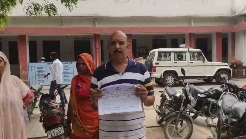 प्रयागराज में कथित अवैध प्लाटिंग मामले ने पकड़ा तूल, प्रशासन ने दर्ज किया मुकदमा
राजस्व जांच के आधार पर कार्रवाई की मांग, भूमि कब्जे और प्लाटिंग को लेकर नया मोड़
शिकायतकर्ता ने पुलिस से आरोपितों पर मुकदमा दर्ज कर निष्पक्ष जांच की लगाई गुहार
✒️रिपोर्ट सहयोगी प्रमोद वास सुनील यादव के साथ राजेश सोनकर प्रयागराज
उत्तरप्रदेश । प्रयागराज के बारा तहसील अंतर्गत मौजा जनवा में कथित अवैध कब्जा और प्लाटिंग का मामला अब पुलिस कार्रवाई की मांग तक पहुंच गया है। शिकायतकर्ता ने आरोप लगाया है कि राजस्व विभाग की जांच में चिन्हित तथ्यों के बावजूद आरोपितों के विरुद्ध विधिक कार्रवाई नहीं हुई है। प्रार्थना पत्र में संबंधित अधिकारियों से एफआईआर दर्ज कर निष्पक्ष जांच कराने की मांग की गई है। हालांकि, आरोपों की पुष्टि संबंधित एजेंसियों की जांच और न्यायिक प्रक्रिया के बाद ही होगी।
प्रयागराज। बारा तहसील के मौजा जनवा में कथित अवैध प्लाटिंग और भूमि कब्जे से जुड़े प्रकरण में एक और महत्वपूर्ण घटनाक्रम सामने आया है। शिकायतकर्ता राजीव कुमार सिंह ने पुलिस को दिए गए प्रार्थना पत्र में आरोप लगाया है कि उनकी पैतृक भूमि पर कथित रूप से अवैध कब्जा कर बड़े स्तर पर प्लाटिंग की जा रही है।
शिकायत में कहा गया है कि संबंधित गाटा संख्या 628, 629 एवं 630/1 के संबंध में राजस्व विभाग द्वारा स्थलीय निरीक्षण किया गया था। शिकायतकर्ता का दावा है कि जांच के दौरान वास्तविक कब्जे और अभिलेखों के बीच अंतर पाया गया तथा जांच रिपोर्ट के आधार पर संबंधित अधिकारियों द्वारा विधिक कार्रवाई की संस्तुति की गई।
प्रार्थना पत्र में आरोप लगाया गया है कि कुछ व्यक्तियों द्वारा कथित रूप से निर्धारित हिस्से से अधिक भूमि पर कब्जा कर सड़क, गेट एवं प्लाटिंग का कार्य कराया गया। शिकायतकर्ता ने यह भी कहा है कि उपजिलाधिकारी द्वारा राजस्व विभाग की रिपोर्ट के आधार पर पुलिस को आवश्यक कार्रवाई के लिए संदर्भित किया गया है।
इसी क्रम में शिकायतकर्ता ने संबंधित आरोपितों के विरुद्ध भारतीय कानून की सुसंगत धाराओं में एफआईआर दर्ज कर निष्पक्ष जांच कराने की मांग की है। उनका कहना है कि समयबद्ध कार्रवाई न होने से उन्हें न्याय मिलने में विलंब हो रहा है।
वहीं, जिन व्यक्तियों के नाम शिकायत में दर्ज हैं, उनका पक्ष इस संबंध में सार्वजनिक रूप से उपलब्ध नहीं हो सका है। यदि उनका पक्ष प्राप्त होता है तो उसे भी समान प्रमुखता से प्रकाशित किया जाएगा।
> महत्वपूर्ण अस्वीकरण: यह समाचार शिकायतकर्ता द्वारा प्रस्तुत प्रार्थना पत्र एवं उपलब्ध प्रशासनिक दस्तावेजों पर आधारित है। इसमें लगाए गए आरोपों की स्वतंत्र पुष्टि नहीं हुई है। मामले की वास्तविक स्थिति पुलिस जांच, राजस्व विभाग की अंतिम रिपोर्ट तथा न्यायिक प्रक्रिया के बाद ही स्पष्ट होगी।
भूमि विवाद और अवैध प्लाटिंग जैसे मामलों में तथ्यों का निष्पक्ष परीक्षण और कानूनसम्मत कार्रवाई अत्यंत आवश्यक है। ऐसे मामलों में प्रशासनिक पारदर्शिता और समयबद्ध जांच ही जनविश्वास को मजबूत करती है। अब इस प्रकरण में पुलिस और राजस्व विभाग की आगे की कार्रवाई पर सभी की निगाहें टिकी हैं।
🟥 एनडी न्यूज़ एवं दैनिक निष्पक्ष धारा उत्तर प्रदेश शासन, जिला प्रशासन, राजस्व विभाग एवं पुलिस प्रशासन से अपील करता है कि इस प्रकरण की निष्पक्ष, पारदर्शी और समयबद्ध जांच कर वास्तविक तथ्यों को सार्वजनिक किया जाए। यदि किसी स्तर पर अवैध कब्जा, अवैध प्लाटिंग या सरकारी भूमि के दुरुपयोग की पुष्टि होती है तो दोषियों के विरुद्ध कठोर कानूनी कार्रवाई सुनिश्चित की जाए। वहीं यदि आरोप असत्य पाए जाएं तो संबंधित पक्षों को भी न्याय मिले।
👇👇👇
#NDNews #दैनिकनिष्पक्षधारा #Prayagraj #Bara #Janwa #IllegalPlotting #LandDispute #RevenueDepartment #UPPolice #DMPrayagraj #Justice #BreakingNews #IllegalEncroachment
👇👇👇👇👇
@dgpup
@UPGovt
@RSSorg
@Uppolice
@wpl1090
@RSSgeet
@MIB_India
@PMOIndia
@HMOIndia
@VHPDigital
@CMOUP_RC
@myogioffice
@InfoDeptUP
@CMOfficeUP
@ChiefSecyUP
@MahantYogiG
@ChiefSecyUP
@BajrangDalOrg
@myogiadityanath
@112UttarPradesh
@UPPViralCheck
@UpPolicemitra
@prayagraj_pol
@ADGZonPrayagraj
@DM_PRAYAGRAJ
@CommissionerPrg
@NigamPrayagraj
@Prayagraj_TP
@PROdefprayagraj
👇👇
🟥 ND NEWS | दैनिक निष्पक्ष धारा
मुख्य संपादक /संस्थापक: राजन सिंह हाड़ा
सह-संपादक: शालिनी सिंह भदौरिया
✒️रिपोर्ट सहयोगी प्रमोद वास सुनील यादव के साथ राजेश सोनकर
📍 कार्यालय-3: U158,हीरा स्वीट्स के पास,विकास मार्ग,लक्ष्मी नगर,पूर्वी दिल्ली,पिन कोड–110092 (NCR)
📍 कार्यालय-2: विधानसभा रोड, बर्लिंगटन चौराहा,लखनऊ (226001) (UP)
📞 मोबाइल: 9696119696
