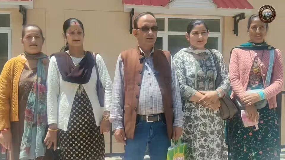 लुज स्कूल की जर्जर इमारत पर प्रशासन हरकत में! अब खुद मौके पर पहुंचेंगे आवासीय आयुक्त।
📍 पांगी, चंबा
राजकीय प्राथमिक विद्यालय लुज की जर्जर भवन स्थिति को लेकर विद्यालय प्रबंधन समिति (SMC) द्वारा सौंपे गए ज्ञापन पर प्रशासन ने त्वरित संज्ञान लिया है।
आवासीय आयुक्त (Resident Commissioner) अमनदीप सिंह ने प्रतिनिधिमंडल को आश्वस्त करते हुए कहा कि वह स्वयं विद्यालय का निरीक्षण करेंगे और भवन से जुड़ी सभी समस्याओं का आकलन कर अति शीघ्र समाधान सुनिश्चित किया जाएगा।
विद्यालय की छत से पानी का रिसाव, दीवारों में बड़ी दरारें और अनुपयोगी शौचालय जैसी गंभीर समस्याओं को देखते हुए स्थानीय लोगों और अभिभावकों ने भी प्रशासन से जल्द कार्रवाई की मांग की थी।
अब लोगों को उम्मीद है कि प्रशासन के इस आश्वासन के बाद विद्यालय की मरम्मत और आवश्यक सुविधाओं के लिए जल्द ठोस कदम उठाए जाएंगे, ताकि विद्यार्थियों को सुरक्षित और बेहतर शैक्षणिक वातावरण मिल सके।
क्या आपको लगता है कि जनजातीय क्षेत्रों के स्कूलों की ऐसी समस्याओं का समाधान प्राथमिकता के आधार पर होना चाहिए? अपनी राय कमेंट में जरूर बताएं।
#HimachalPradesh #Chamba #Pangi #Luj #GovernmentSchool #SchoolInfrastructure #Education #TribalArea #SMC #SchoolSafety #HimSandesh #BreakingNews हिम संदेश Pangi Administration Rohit Thakur Sukhvinder Singh Sukhu Adv Surjeet Sharma Bharmouri Janak Raj Jagat Singh Negi The Voice of Pangwal