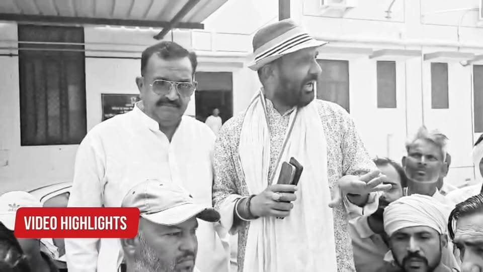 कार ने स्कूटी को मारी टक्कर, 2 किलोमीटर तक घसीटा; दो दोस्तों की दर्दनाक मौT
#गुढ़ा गौड़जी थाना क्षेत्र में मंगलवार देर रात एक दिल दहला देने वाला सड़क हादसा सामने आया। स्टेट हाईवे पर तेज रफ्तार कार ने स्कूटी सवार दो दोस्तों को जोरदार टक्कर मार दी। टक्कर इतनी भीषण थी कि स्कूटी कार के अगले हिस्से में फंस गई। आरोप है कि चालक ने वाहन रोकने के बजाय स्कूटी को करीब दो किलोमीटर तक घसीटते हुए कार दौड़ाता रहा।
हादसे में किशोरपुरा निवासी 35 वर्षीय संत कुमार सैनी और इस्लामपुर निवासी 40 वर्षीय जावेद की मौके पर ही दर्दनाक मौT हो गई। दोनों दोस्त एक होटल में खाना खाने के बाद स्कूटी से झुंझुनूं लौट रहे थे। होटल से करीब 100 मीटर की दूरी पर तेज रफ्तार कार ने उनकी स्कूटी को टक्कर मार दी।
प्रत्यक्षदर्शियों के अनुसार, टक्कर के बाद भी चालक नहीं रुका। स्कूटी कार में फंसी रही और कार तेज गति से आगे बढ़ती रही। करीब दो किलोमीटर दूर टूडिया गांव के पास कार का टायर फट गया, जिससे वाहन रुक गया। इसके बाद चालक कार छोड़कर मौके से फरार हो गया।
घटना की सूचना मिलते ही गुढ़ा गौड़जी थाना पुलिस मौके पर पहुंची। पुलिस ने दोनों श वों को कब्जे में लेकर अस्पताल की मोर्चरी में रखवाया तथा दुर्घटनाग्रस्त कार को जब्त कर लिया। पुलिस फरार चालक की तलाश में जुटी है और मामले की जांच की जा रही है।
#ShekhawatiPost #gudhagorji #roadaccident #accident