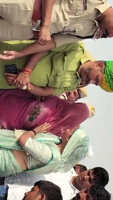 कुम्हेर,,,,, सांसद संजना,,,, प्रशासन ने मानी 3 मांग