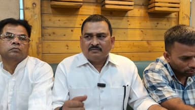 फिरोजाबाद। राठौर महासभा के जिला अध्यक्ष सुभाष चंद्र राठौर ने प्रेस वार्ता कर कहा कि 12 तारीख को रश्मिकांत राठौर को जिला अध्यक्ष बनाना पूरी तरह फर्जी है।
उन्होंने बताया कि जिले में राठौर महासभा का कोई चुनाव नहीं हुआ है। रश्मिकांत राठौर लोगों को भ्रमित कर संगठन के नाम का गलत इस्तेमाल कर रहे हैं।
जबकि जिलाध्यक्ष बनने के बाद रश्मिकांत राठौर ने राठौर महासभा के नाम से अधिकारियों को ज्ञापन दिया था।
महासभा ने ऐसे फर्जी लोगों पर कार्रवाई की मांग की है।
# हैशटैग - राठौर + तेली महासभा
`#RathoreMahasabha #TeliMahasabha #RathoreSamaj #TeliSamaj #Firozabad #FirozabadNews #DMFirozabad #UPNews #BreakingNews #SamajikSangathan`
`@DMFirozabad @FirozabadPolice @CMOfficeUP @myogioffice`
---
#RathoreMahasabha #TeliMahasabha