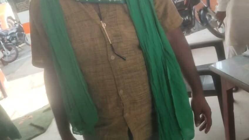 पुलिस चौकी के अंदर ही भिड़ गए दो पक्ष! 😱 पुलिस रोकती रही, किसी ने नहीं मानी… वायरल VIDEO ने उठाए बड़े सवाल | #Badaun #KhedaNawada #PoliceChowki #ViralVideo #BreakingNews #LawAndOrder #UPPolice #CivilLines #FightVideo #CrimeNews #HindiNews #SatyamevBharatNews