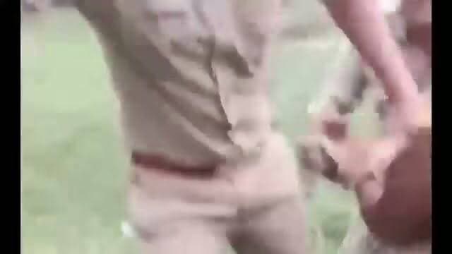कई पुलिस वालों ने मिलकर एक महिला को पीटा महिला ने भी किया मुकाबला,,
बुंदेलखंड की धरती पर रानी लक्ष्मी बाई जैसी वीरांगना का क्षेत्र के बांदा गिरवा थाना क्षेत्र से वीडियो वायरल हो रहा है वायरल वीडियो में दिखाई दे रहा है कि एक महिला पुलिस से मुकाबला कर रही है और पुलिस वाले को पटक देती है उसके बाद पुलिस वाले उसके साथ मारपीट करते हैं पीड़ित महिला का आरोप दारोगा और लेखपाल जबरन उनकी जमीन पर रास्ता दिलाने पहुंचे थे विरोध करने पर महिला और उसके पति के साथ मारपीट की गई।
यदि वीडियो और आरोप सही हैं, तो यह उत्तर प्रदेश की कानून व्यवस्था और महिलाओं की सुरक्षा पर गंभीर सवाल खड़े करता है।
#ViratVasundhara #viral #bundelkhand
#Banda #bandapolice #YogiAdityanath #CMYogiAdityanath #follower #highlight #UPnews #reelvideo #trading