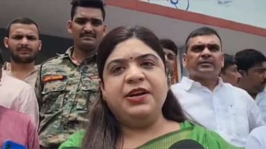 औरंगाबाद: CM ने ऑनलाइन किया ओबरा-मदनपुर में 2 नए डिग्री कॉलेज का उद्घाटन, ग्रामीण छात्रों को मिली बड़ी सौगात
औरंगाबाद जिले के ग्रामीण इलाकों में उच्च शिक्षा को नई उड़ान मिली है। मुख्यमंत्री सह वित्त मंत्री सम्राट चौधरी ने बुधवार को ऑनलाइन माध्यम से पूरे बिहार में 211 नवस्थापित डिग्री कॉलेजों का उद्घाटन किया। इसमें औरंगाबाद जिले के ओबरा और मदनपुर प्रखंड के 2 कॉलेज भी शामिल हैं।
कहां-कहां खुले कॉलेज
ओबरा प्रखंड के करसावा पंचायत मुख्यालय में तथा मदनपुर प्रखंड के पिरवां पंचायत मुख्यालय में राजकीय डिग्री कॉलेज का उद्घाटन किया गया।
करसावा में हुआ भव्य उद्घाटन
ओबरा प्रखंड के करसावा में आयोजित कार्यक्रम में DM अभिलाषा शर्मा और ओबरा विधायक प्रकाश चंद्रा ने संयुक्त रूप से फीता काटकर और दीप प्रज्ज्वलित कर कॉलेज का उद्घाटन किया। कार्यक्रम में भारी संख्या में स्थानीय लोग मौजूद रहे।
ऐतिहासिक उपलब्धि
लोगों ने इसे क्षेत्र के लिए "ऐतिहासिक उपलब्धि" बताया है। लंबे समय से करसावा और आसपास के लोग डिग्री कॉलेज की मांग कर रहे थे। कॉलेज शुरू होने से अब छात्रों को, खासकर छात्राओं को, उच्च शिक्षा के लिए दूर शहरों का रुख नहीं करना पड़ेगा।
क्या कहा जनप्रतिनिधियों ने
विधायक प्रकाश चंद्रा ने कहा कि शिक्षा ही समाज के विकास की नींव है। सरकार का उद्देश्य गांव-गांव तक गुणवत्तापूर्ण उच्च शिक्षा पहुंचाना है। यह कॉलेज आने वाले वर्षों में हजारों युवाओं के भविष्य को नई दिशा देगा। उन्होंने ओबरा में जल्द टेक्निकल कॉलेज खोलने की बात भी कही।
DM ने दिया आश्वासन
DM अभिलाषा शर्मा ने बताया कि कॉलेज में आधारभूत सुविधाओं को जल्द से जल्द दुरुस्त किया जाएगा ताकि शैक्षणिक सत्र समय पर शुरू हो सके।
लोगों की उम्मीद
स्थानीय लोगों ने सरकार के इस कदम का स्वागत किया और उम्मीद जताई कि कॉलेज में जल्द सभी जरूरी सुविधाएं, पर्याप्त शिक्षकों की नियुक्ति और नियमित पढ़ाई शुरू होगी।
करसावा डिग्री कॉलेज को ओबरा प्रखंड के लिए शिक्षा के क्षेत्र में मील का पत्थर माना जा रहा है। अब देखना होगा कि यह संस्थान क्षेत्र के युवाओं की उम्मीदों पर कितना खरा उतरता है।
#Aurangabad #Obra #Madnapur #BiharEducation #degreecollege