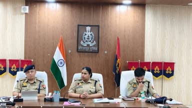 #SP_Mirzapur #अपर्णा_रजत_कौशिक द्वारा पुलिस लाइन स्थित मां विन्ध्यवासिनी सभागार कक्ष में जनपदीय पुलिस अधिकारीगण के साथ मासिक अपराध एवं कानून व्यवस्था समीक्षा गोष्ठी कर सम्बन्धित अधिकारीगण को दिया गया आवश्यक दिशा निर्देश —
#UPPolice #Mirzapur https://t.co/n8WLnZqzH2