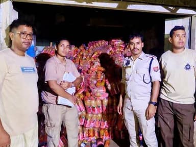 📌হাইলাকান্দিতে চুরি হওয়া কোকা-কোলা পণ্য উদ্ধারে আরও সাফল্য, গ্রেফতার ১
লক্ষীপুর থানায় দায়ের হওয়া একটি চুরির মামলার তদন্তে হাইলাকান্দি পুলিশ আরও ৫০০ কার্টন চুরি হওয়া কোকা-কোলা কোম্পানির বিভিন্ন পণ্য উদ্ধার করেছে। গত রাত থেকে আজ ভোর পর্যন্ত বরজুরাই পার্ট-১ ও নুনখুলি এলাকায় অভিযান চালিয়ে এসব পণ্য উদ্ধার করা হয়। এ ঘটনায় ইসলাম উদ্দিন লস্কর (৩৮) নামে একজনকে গ্রেফতার করা হয়েছে।
এর আগে ১০ জুলাই একই মামলায় ১,১১০ কার্টন পণ্য উদ্ধার করা হয়েছিল। সর্বশেষ উদ্ধার হওয়া ৫০০ কার্টনসহ এ পর্যন্ত মোট ১,৬১০ কার্টন চুরি হওয়া পণ্য উদ্ধার করেছে পুলিশ।
#hailakandi #police