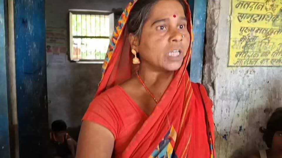 "विभूतिपुर में आंगनवाड़ी सेविका की बड़ी मनमानी! 😳 बिना किसी सूचना के दूसरी सहायिका रख ली... अब मचा बवाल, ग्रामीणों का फूटा गुस्सा! देखिए पूरा मामला।"
#Vibhutipur #Samastipur #Anganwadi #BiharNews #BreakingNews #ViralNews #HindiNews #ReporterDiary #TrendingNews #NewsUpdate #Bihar #ViralVideo