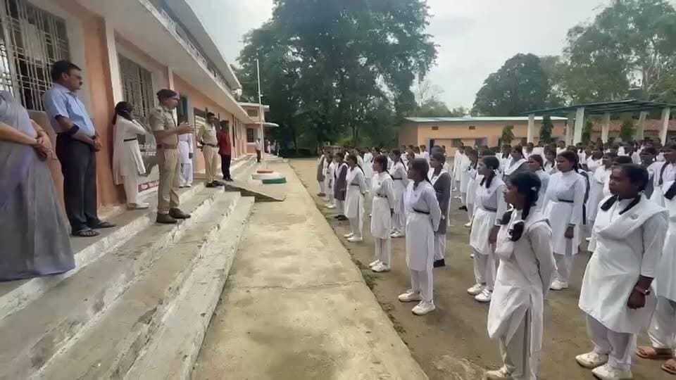 डिंडौरी में 'नशे से दूरी है ज़रूरी 2.0' अभियान का आगाज़, प्रभारी मंत्री ने दिलाई नशामुक्ति की शपथ
जागरूकता रथ रवाना, पहले ही दिन 25 स्थानों पर 3,570 नागरिकों और विद्यार्थियों को किया जागरूक
डिंडौरी Halchal24news
मध्यप्रदेश शासन के निर्देशानुसार डिंडौरी जिले में "नशे से दूरी है ज़रूरी 2.0" जनजागरूकता अभियान का मंगलवार को भव्य शुभारंभ किया गया। कार्यक्रम में प्रभारी मंत्री श्रीमती प्रतिमा बागरी, सांसद फग्गन सिंह कुलस्ते ,विधायक ओमप्रकाश धुर्वे ,विधायक ओमकार सिंह मरकाम, जिला अध्यक्ष चमरू सिंह नेताम, जिला पंचायत अध्यक्ष रूदेश परस्ते सहित जनप्रतिनिधि, प्रशासनिक एवं पुलिस अधिकारी, छात्र-छात्राएं और बड़ी संख्या में नागरिक मौजूद रहे।
कार्यक्रम के दौरान प्रभारी मंत्री ने उपस्थित जनसमुदाय को नशामुक्ति की शपथ दिलाते हुए स्वयं नशे से दूर रहने और समाज को नशामुक्त बनाने में सक्रिय भागीदारी निभाने का आह्वान किया। इसके बाद जिले में नशामुक्ति जागरूकता रैली निकाली गई, जिसमें स्कूली छात्र-छात्राओं, युवाओं, पुलिस बल और विभिन्न विभागों के अधिकारियों-कर्मचारियों ने बढ़-चढ़कर हिस्सा लिया।
अभियान के तहत नशामुक्ति जागरूकता रथ को प्रभारी मंत्री, सांसद एवं विधायकों ने हरी झंडी दिखाकर रवाना किया। यह रथ जिले के गांवों और नगरीय क्षेत्रों में भ्रमण कर लोगों को नशे के दुष्परिणामों से अवगत कराएगा और नशामुक्त समाज के निर्माण के लिए प्रेरित करेगा।
जिला पुलिस के अनुसार अभियान के पहले दिन जिले के सभी थाना एवं चौकी क्षेत्रों में 25 स्थानों पर जागरूकता कार्यक्रम आयोजित किए गए। इन कार्यक्रमों के माध्यम से करीब 3,570 नागरिकों एवं विद्यार्थियों को नशे के दुष्प्रभावों और बचाव के उपायों की जानकारी दी गई।
कार्यक्रम में पुलिस अधीक्षक आशीष खरे, अतिरिक्त पुलिस अधीक्षक रेखा धमेन्द्र सिंह, एसडीओपी सतीष द्विवेदी सहित पुलिस विभाग के अधिकारी एवं कर्मचारी उपस्थित रहे।
जिला पुलिस ने आमजन से अपील की है कि वे स्वयं नशे से दूर रहें और समाज को भी नशामुक्त बनाने में सहयोग करें, ताकि डिंडौरी को स्वस्थ, सुरक्षित और नशामुक्त जिला बनाया जा सके।
#HALCHAL24NEWS #Dindori #NasheSeDooriHaiZaroori #NashaMukti #DrugFreeIndia #DrugFreeDindori #MadhyaPradesh #PoliceDindori #JanJagrukta #YouthAwareness #BreakingNews #डिंडौरी #नशामुक्ति_अभियान #नशे_से_दूरी_है_जरूरी #मध्यप्रदेश #जागरूकता_रैली #युवा_शक्ति #स्वस्थ_समाज #PoliceNews